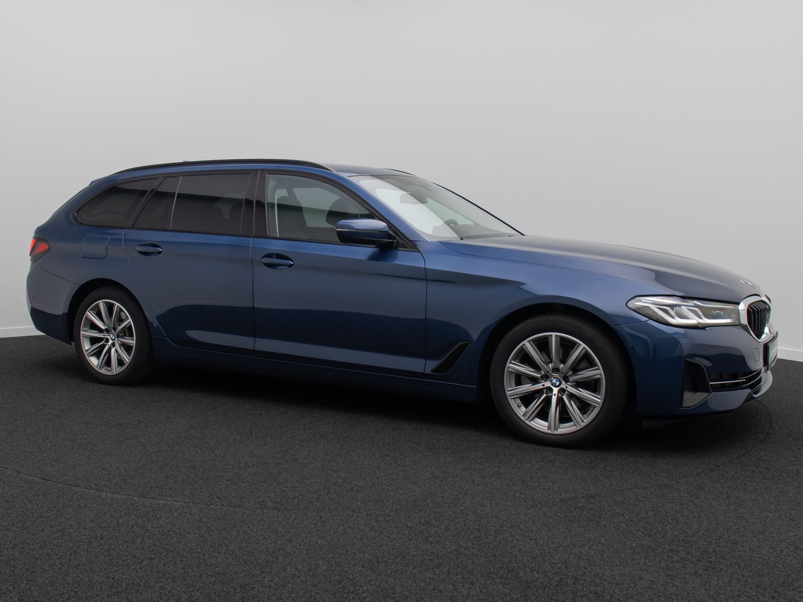 Fahrzeugabbildung BMW 520d xD DAB HUD Kamera Alarm Panoram Leder Sport