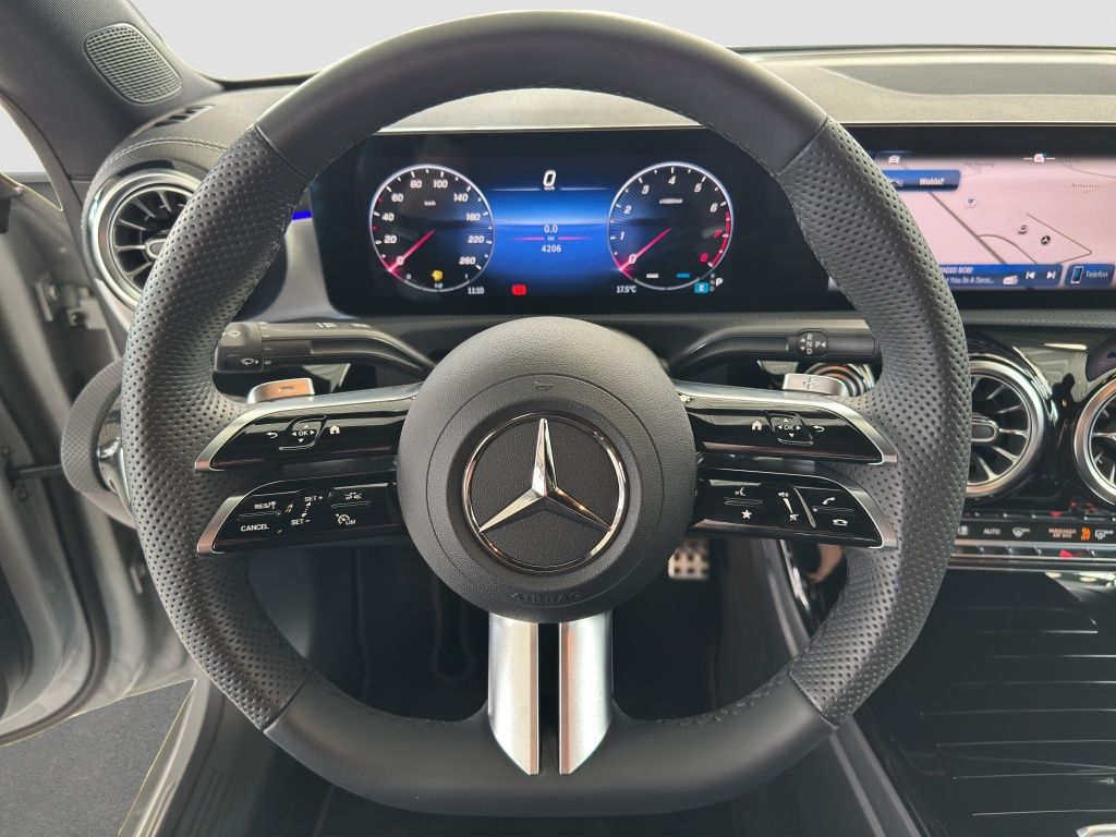 Fahrzeugabbildung Mercedes-Benz CLA 200 Special Edition AMG*Navi*DISTRON*PDC*RFK