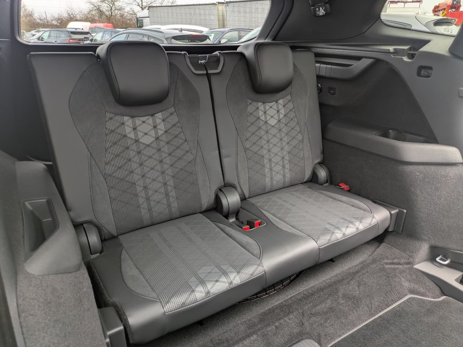 Fahrzeugabbildung Volkswagen Tayron 2.0 TDI 4M R-Line BLACK*7S*AHK*PANO*HUD