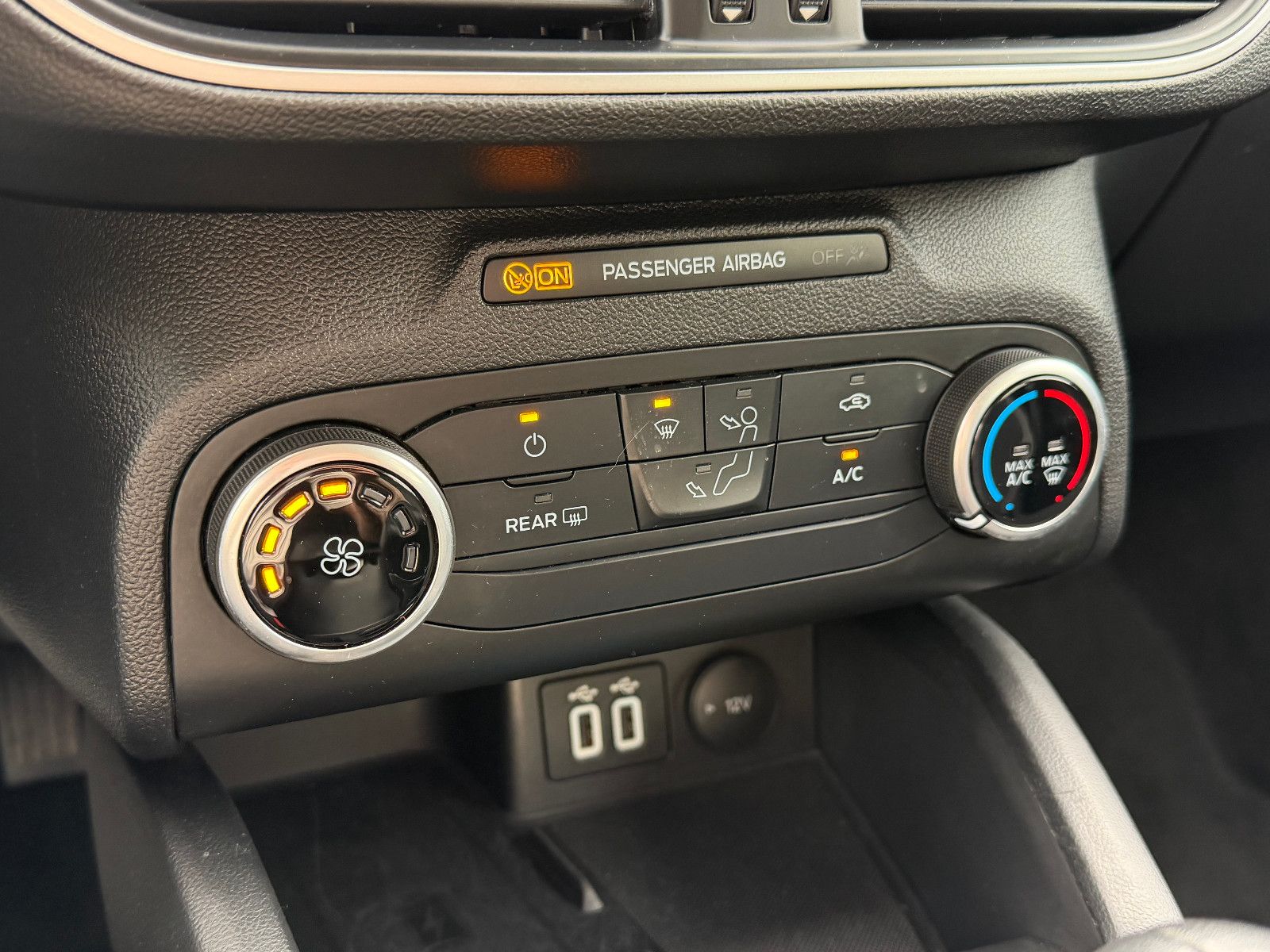 Fahrzeugabbildung Ford Focus Turnier Cool & Connect/NAVI/CAR-PLAY/KAMER
