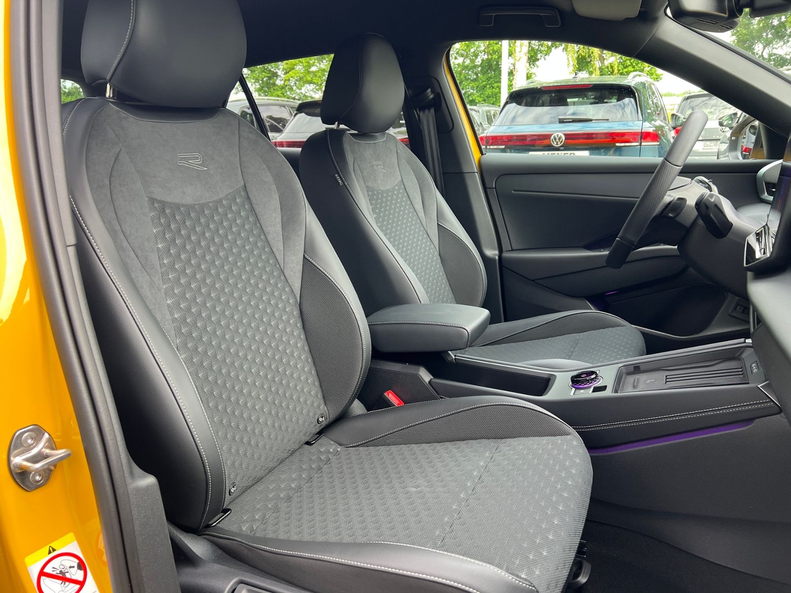 Fahrzeugabbildung Volkswagen T-Roc R-Line 1.5 eTSI DSG *BlackStyle, AHK, 20"-