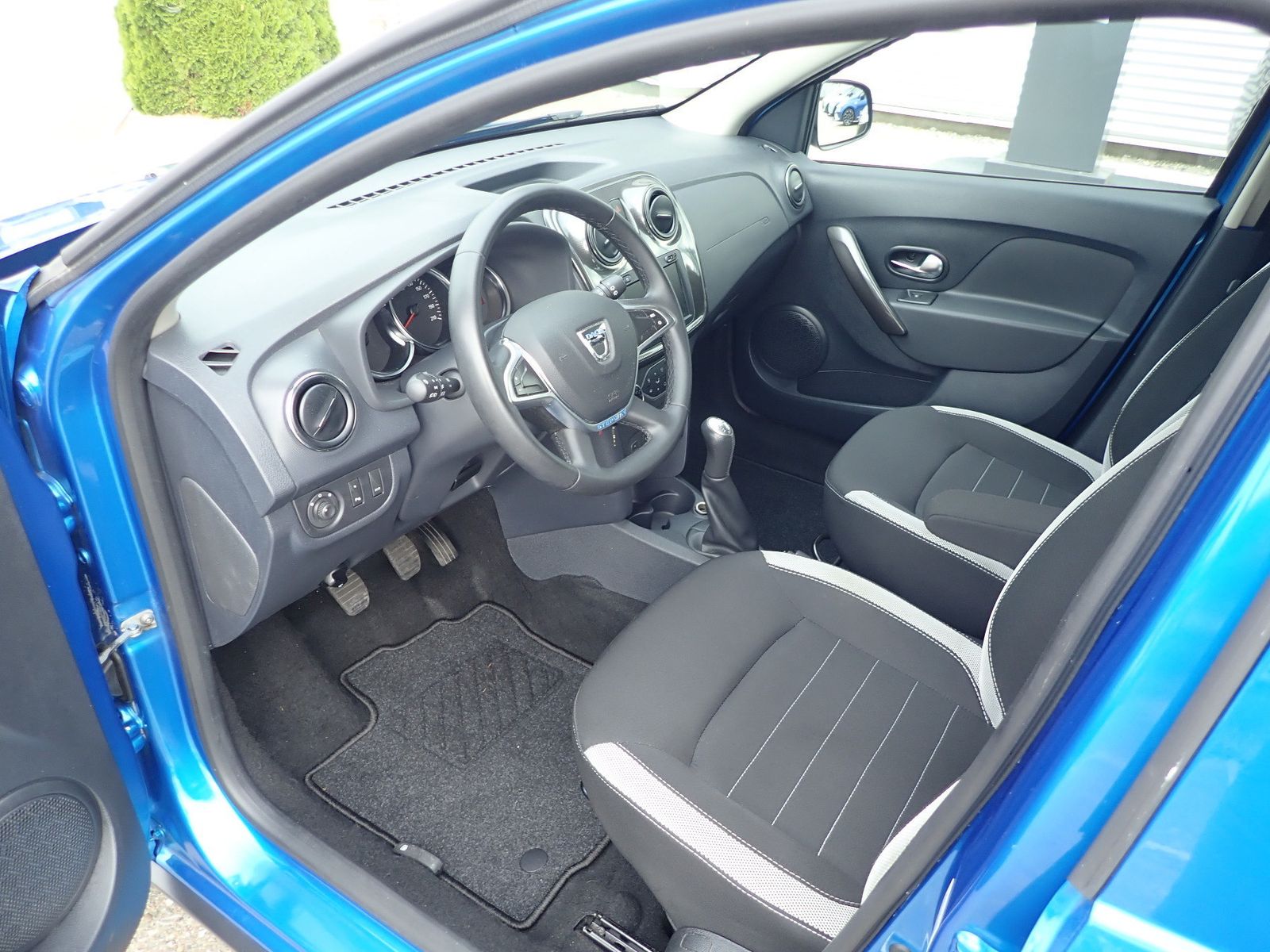 Fahrzeugabbildung Dacia Sandero STEPWAY TCe 90 ANNIVERSARY/NAVI/AHK/