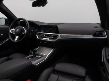 Fahrzeugabbildung BMW 330e M Sport Panorama Kamera HUD DAB HiFi Komfor