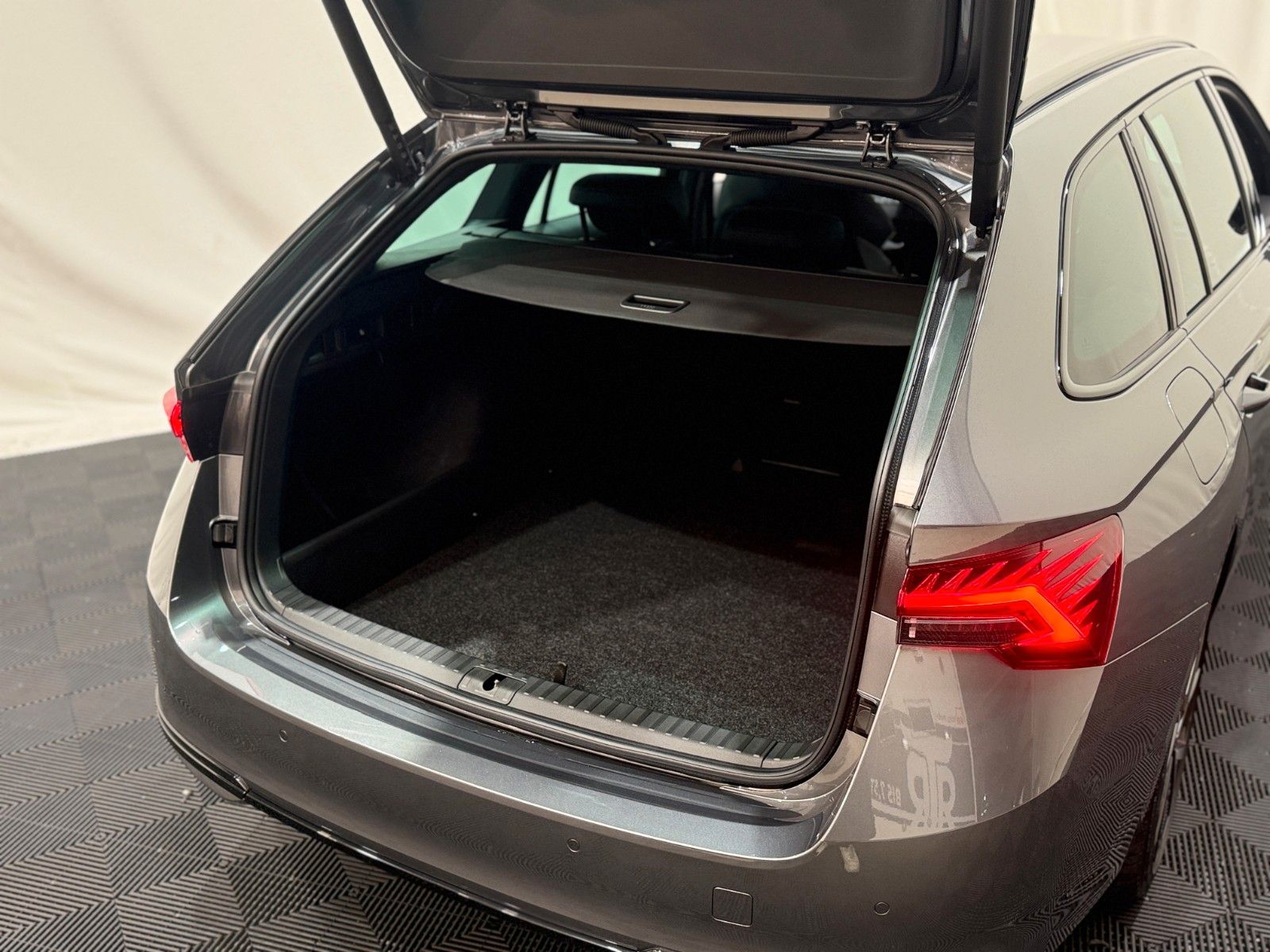 Fahrzeugabbildung SKODA Octavia Combi 2.0 TDI Sportline Infot. Paket