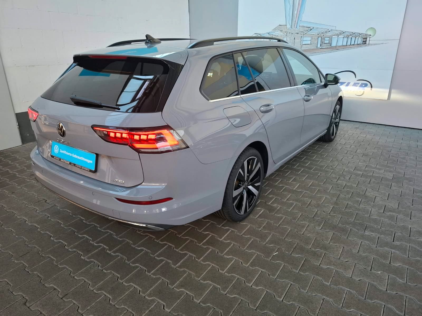Fahrzeugabbildung Volkswagen Golf VIII Var. Style 1,5 eTSI DSG +IQ.Light+Navi
