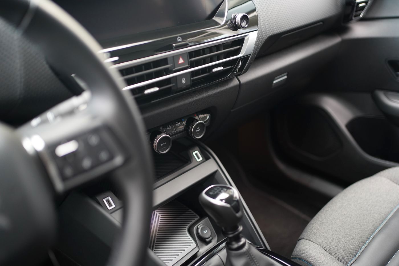 Fahrzeugabbildung Citroën C4 PureTech 130 Shine Anhängerkupplung Allwetter