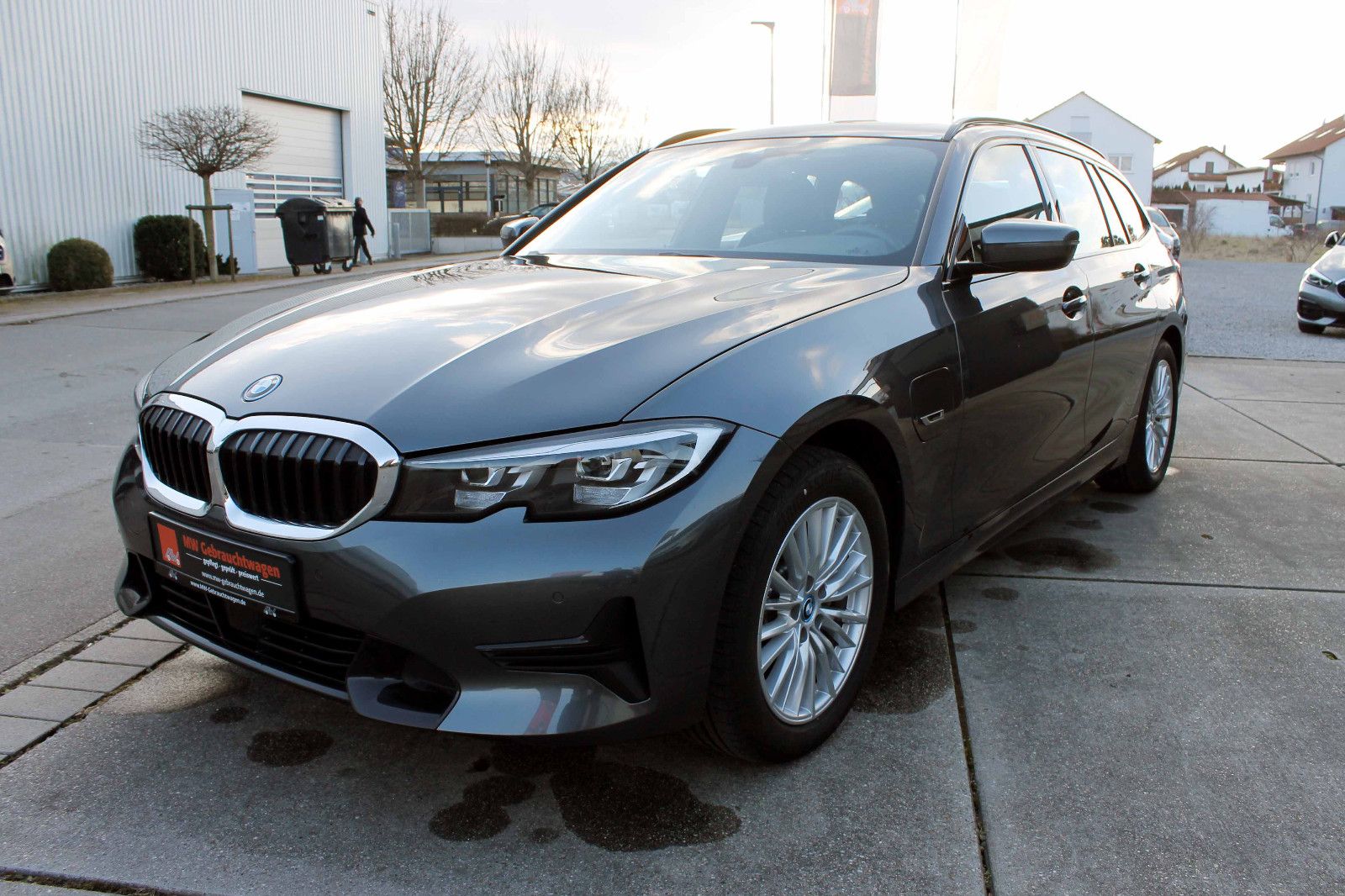 Fahrzeugabbildung BMW 320e Touring Sport-Line LED PANO ACC SHZ CarPlay