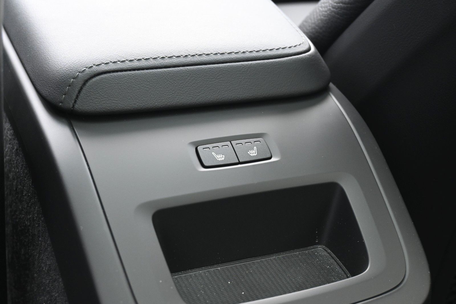 Fahrzeugabbildung Volvo V60 B4 DKG Plus Dark*HuD*PANO*360°*ACC