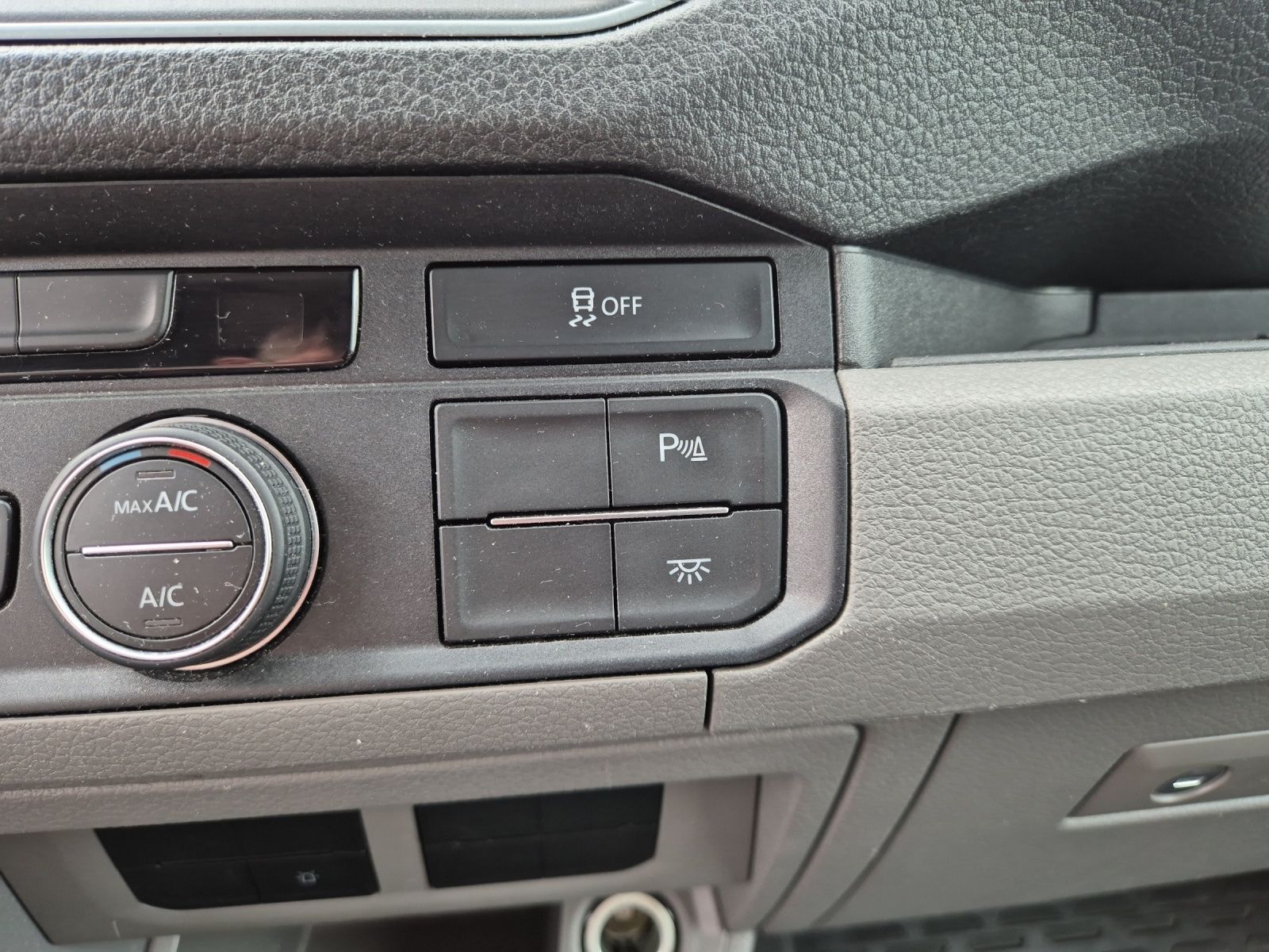 Fahrzeugabbildung Volkswagen Crafter 35 MR HD 4Mo 9-Si Rollstuhllift Trittstu