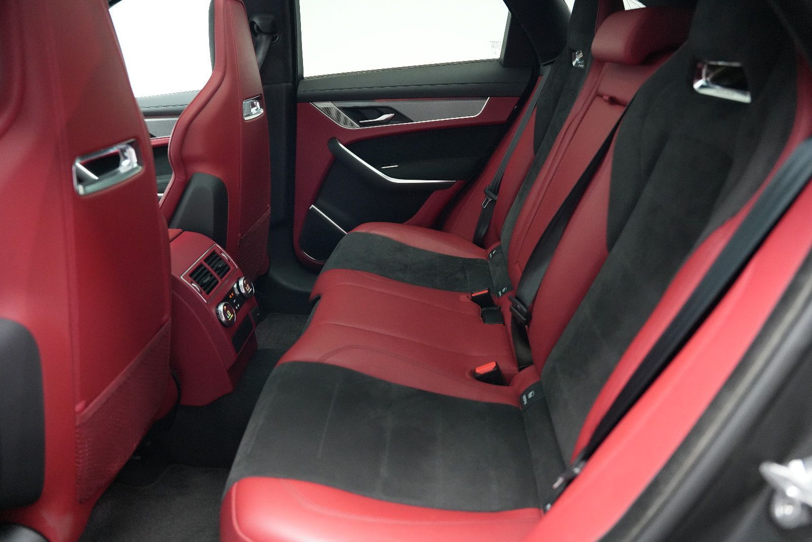 Fahrzeugabbildung Jaguar F-Pace F-PACE SVR /PANO/MERIDIAN/HUD/360°KAM/MEM