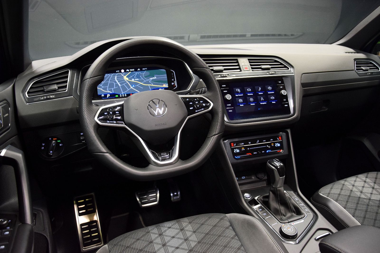 Fahrzeugabbildung Volkswagen Tiguan R-Line 4Motion Pano ACC LED HuD h/k AHK