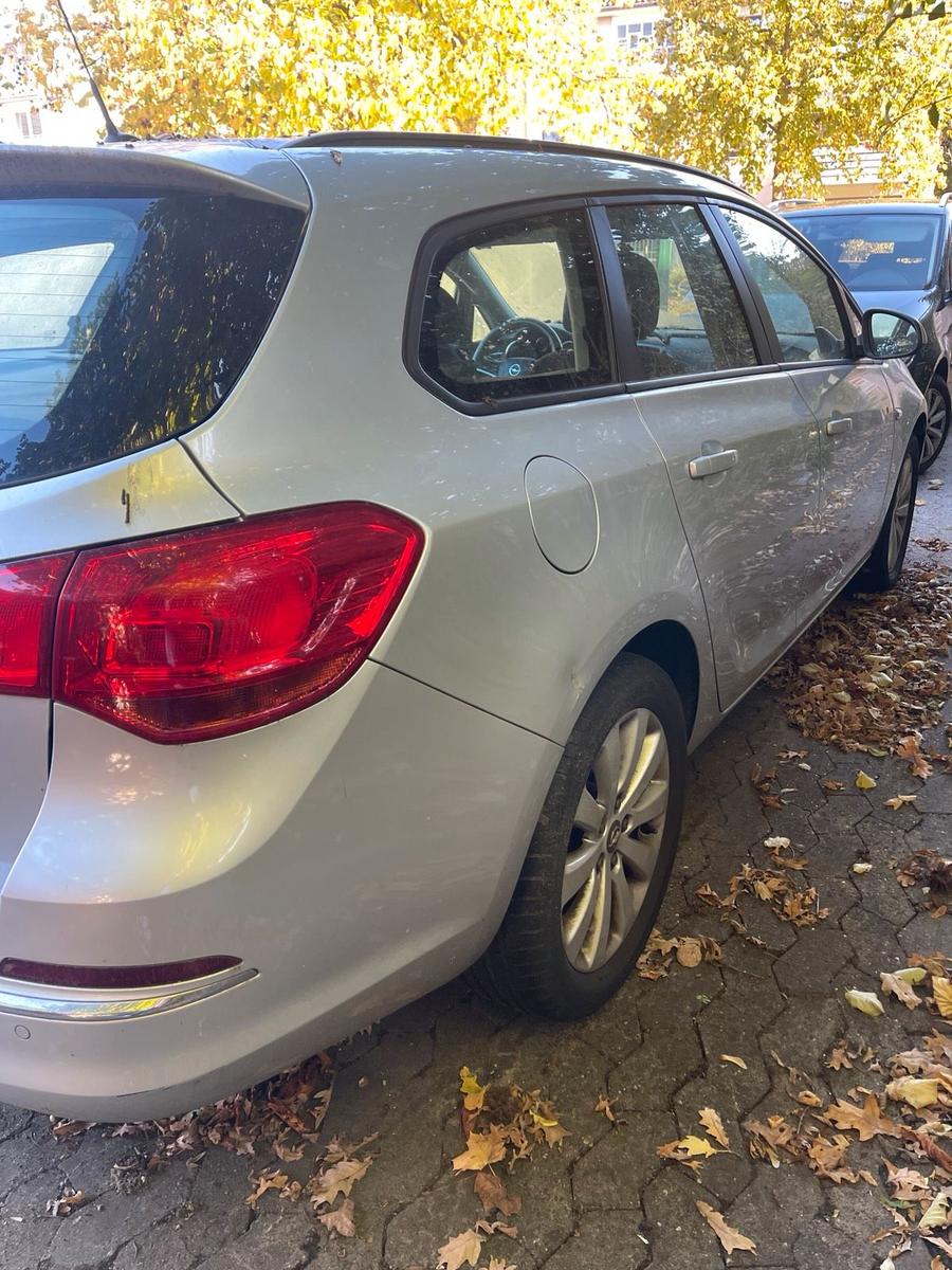 Opel Astra 2013 — салон
