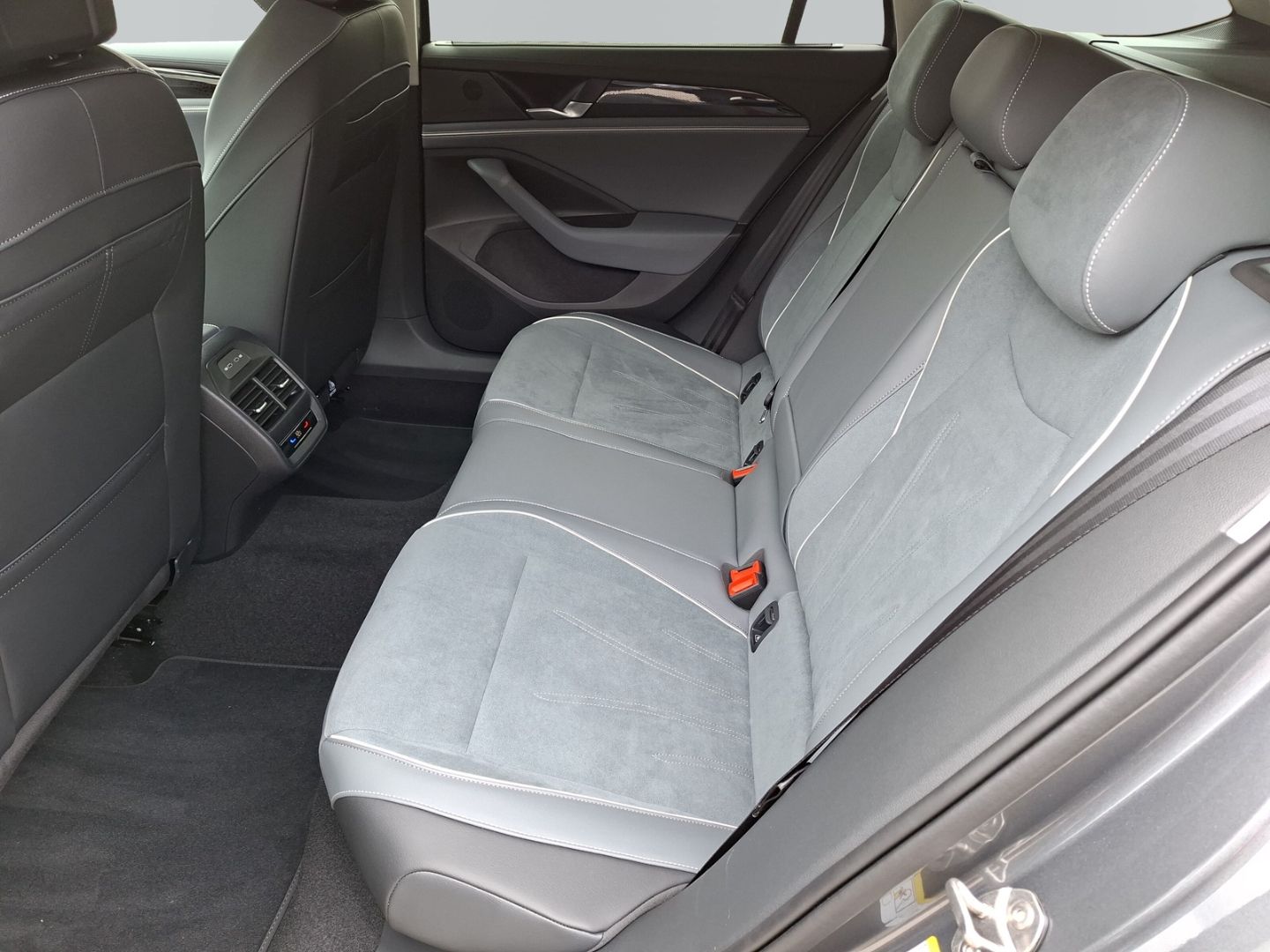 Passat Variant 1.5 eTSI Business *AHK*DCC*HUD*