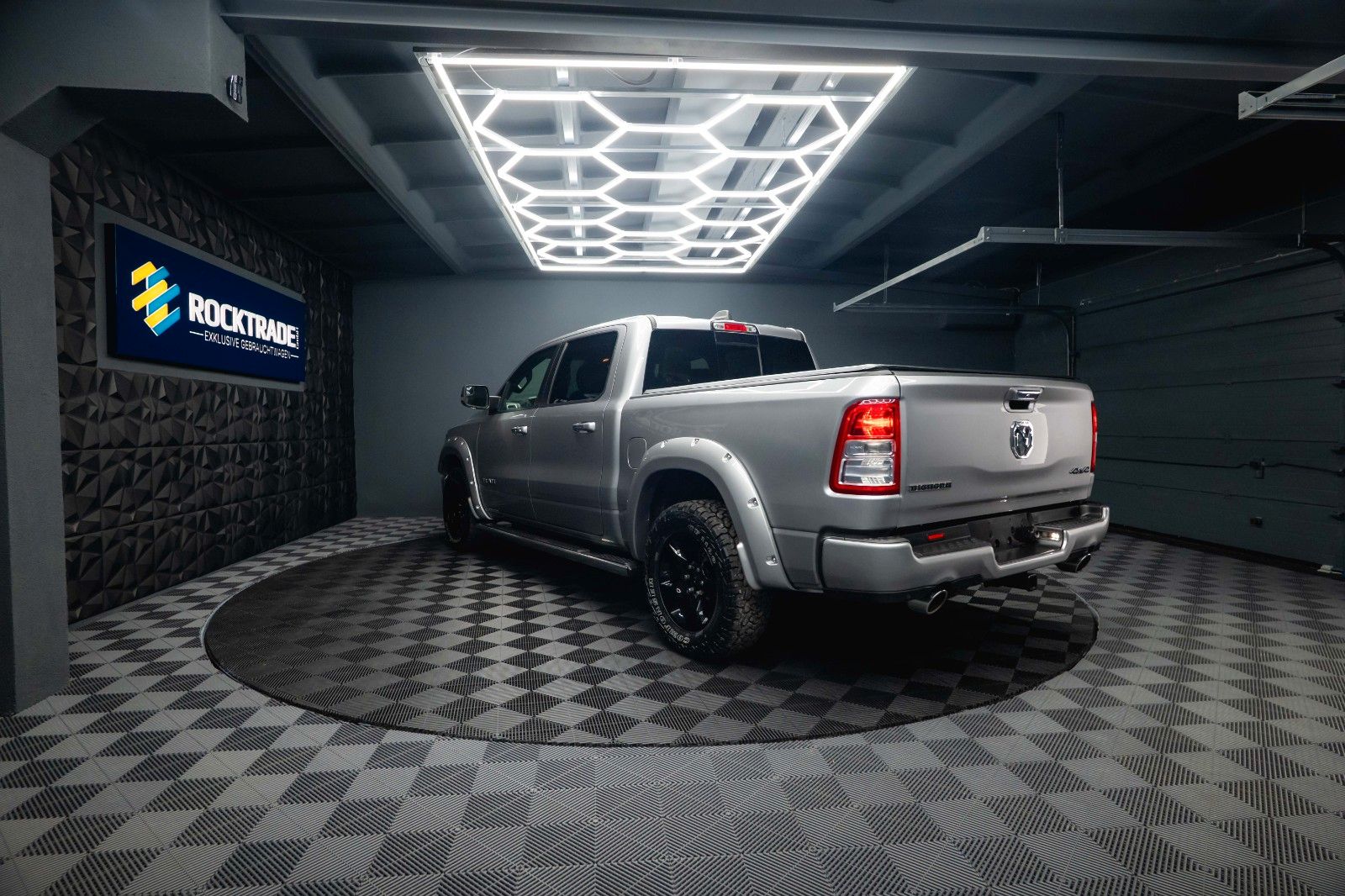 Fahrzeugabbildung Dodge RAM 5.7 V8 HEMI 4x4 OFFROAD Night-Paket *LED*19%