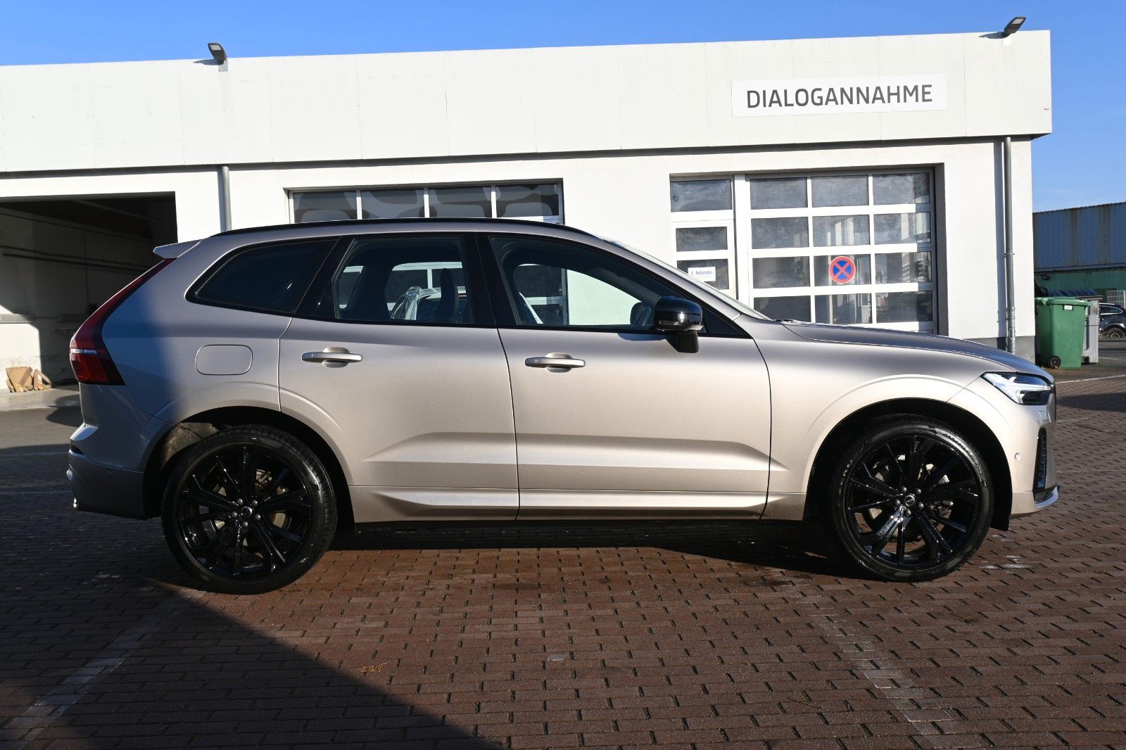 Fahrzeugabbildung Volvo XC60 B4 AWD Plus Dark*LED*PANO*STHZ*H&K*360°*AHK