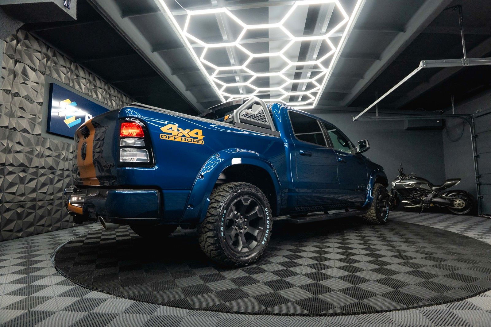 Fahrzeugabbildung Dodge RAM 5.7 V8 HEMI 4x4 OFFROAD Night-Paket *LED*19%