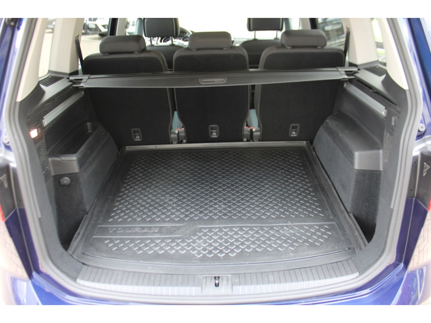 VW Touran IQ.DRIVE 2.0 TDI BMT ACC LED AHK el. Heck - Image 9