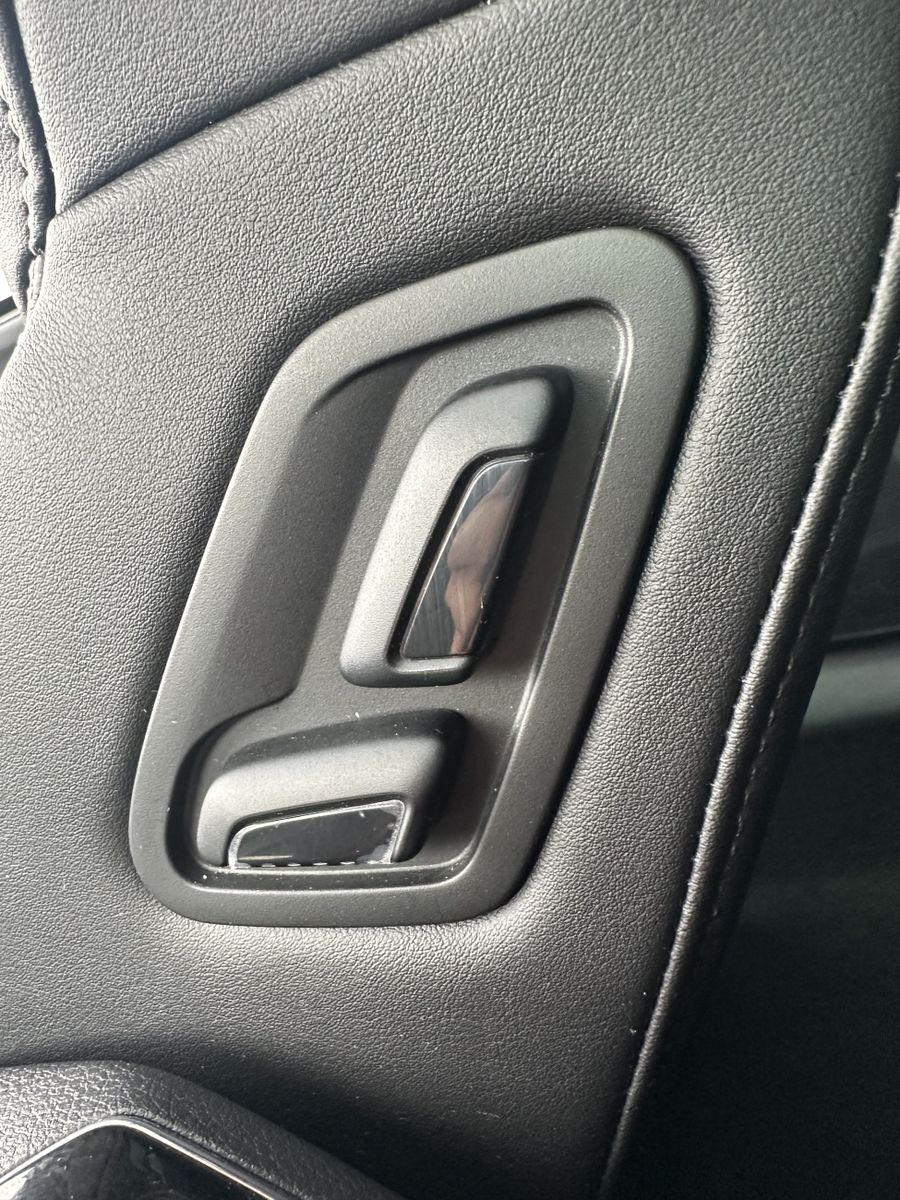 Fahrzeugabbildung SKODA Superb Combi Premium NAV+LED+PANO+360°+AHK+DCC