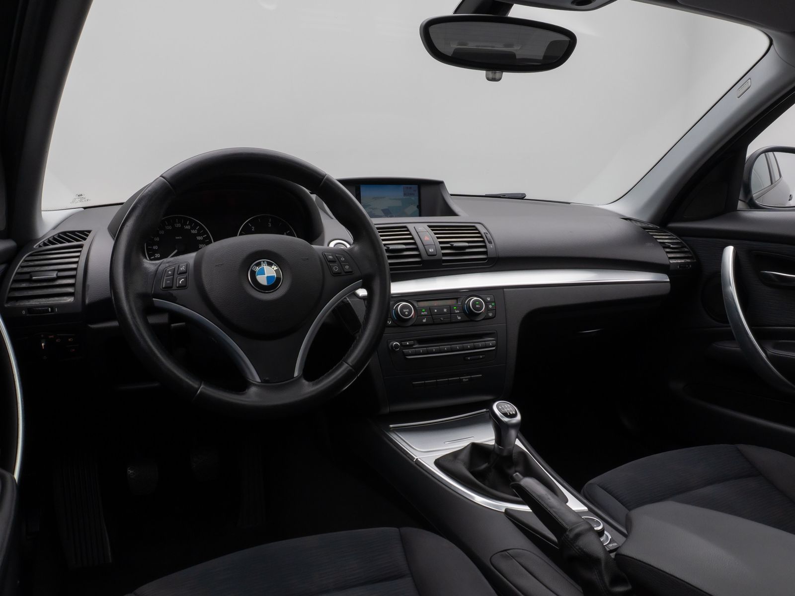 Fahrzeugabbildung BMW 118d Glasdach Navi Sitzhzg Xenon PDC 8Fach
