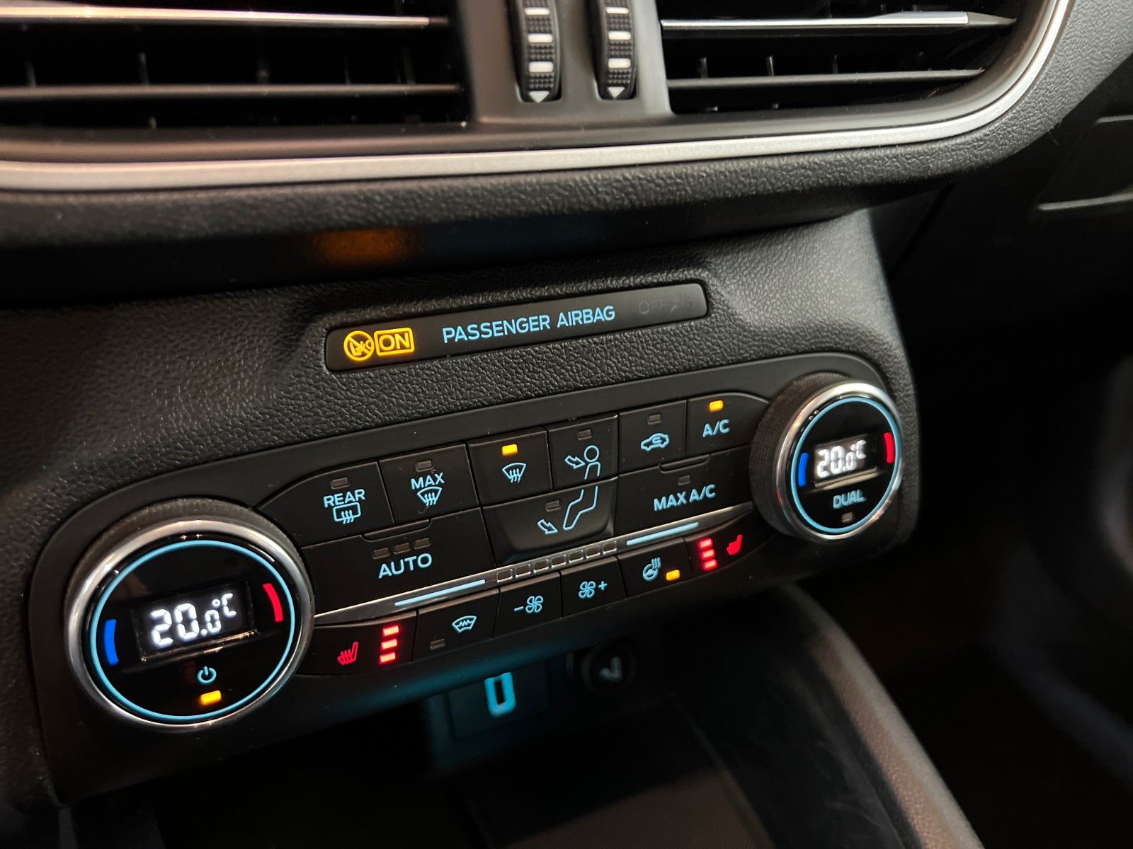 Fahrzeugabbildung Ford Focus Turnier  1,5 TDCI *E-HECKKLAP *SPUR*DAB*