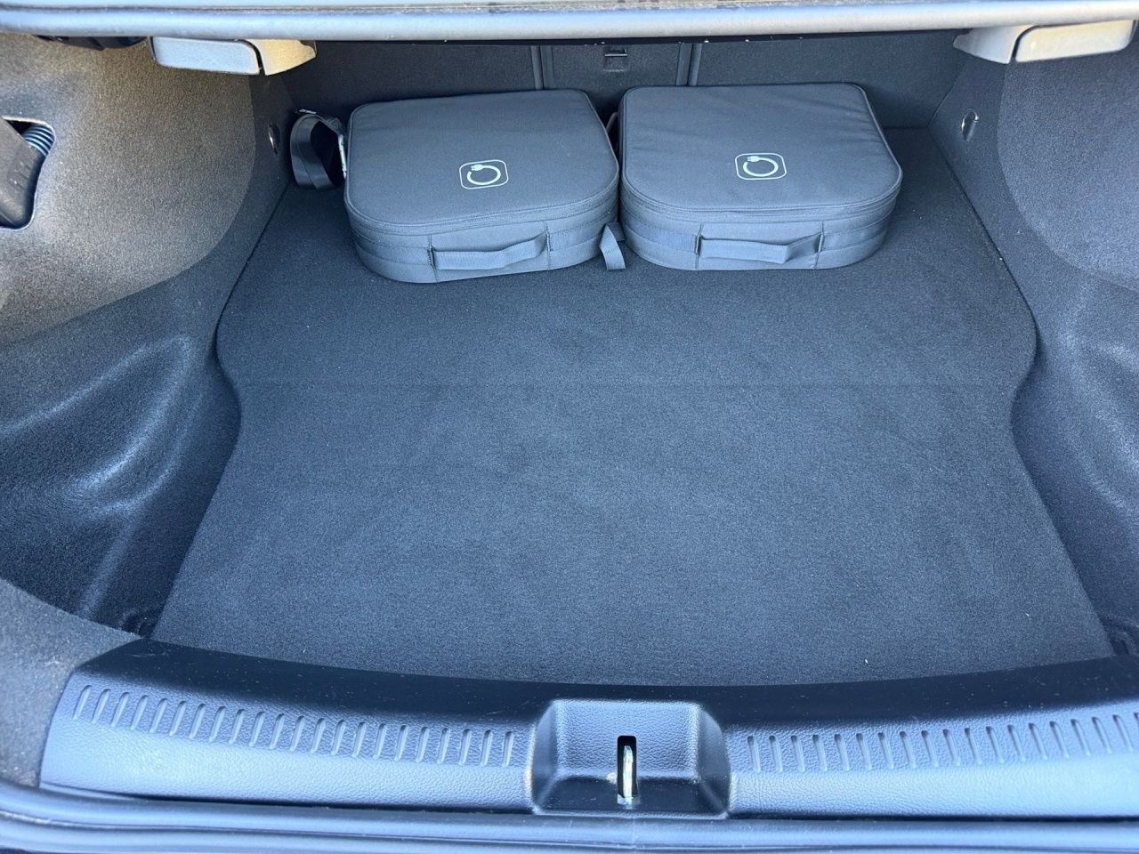 Fahrzeugabbildung Mercedes-Benz CLA 250 e Coupé AMG+NIGHT+MULTIBEAM+STNDHZ+CARPL