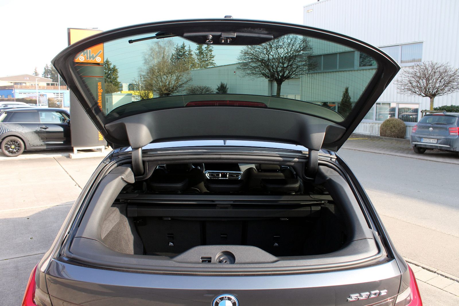 Fahrzeugabbildung BMW 330e Touring M-Sport Steptr Nav ACC LED PDC 360°