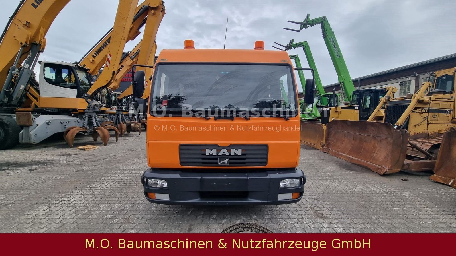 Fahrzeugabbildung MAN LE 8.180 / Doppelkabine / Koffer / Rampe