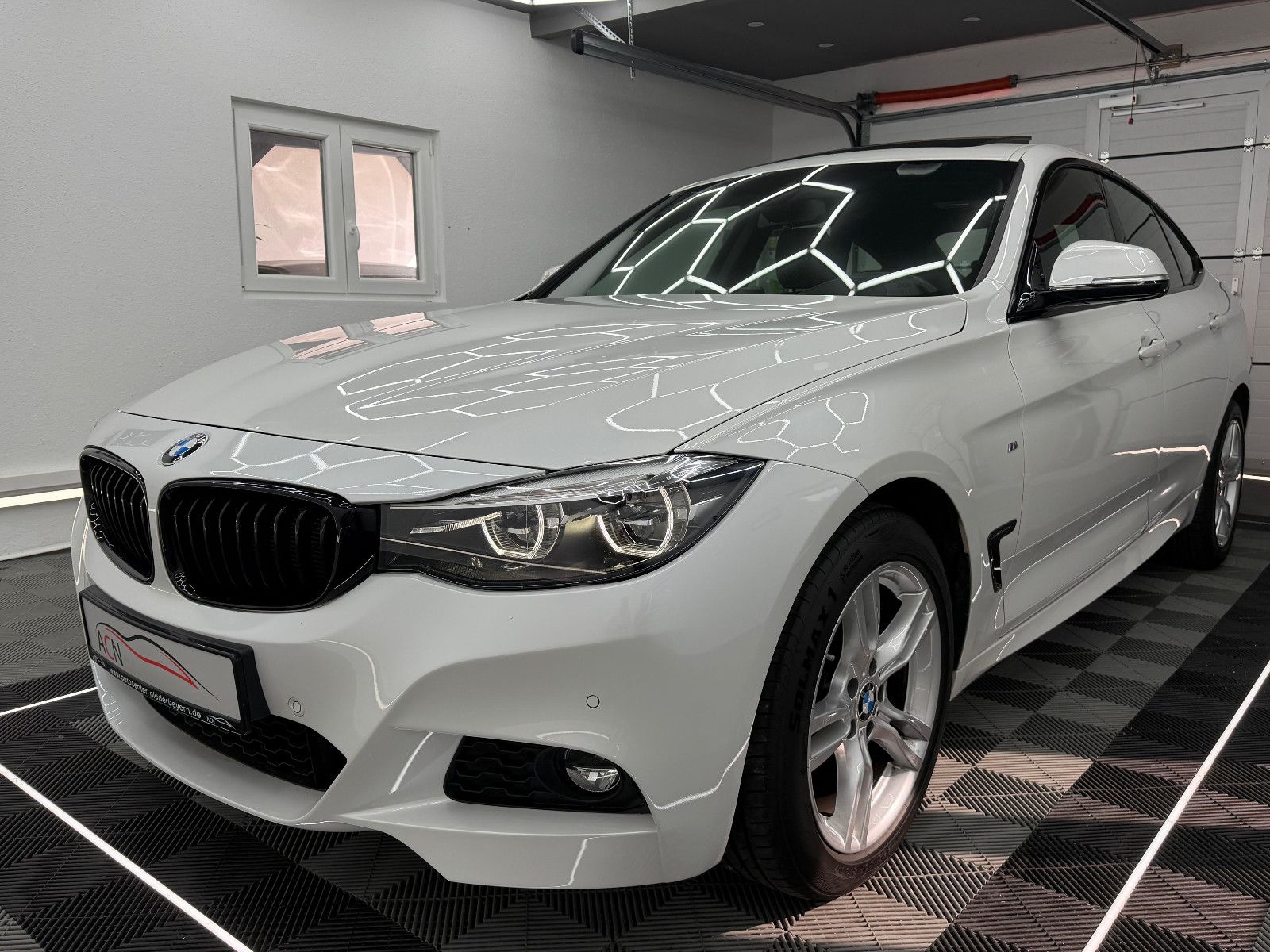 Fahrzeugabbildung BMW 320d xDrive GT M-SPORT/PANO/LEDER/HUD/AHK/AD LED