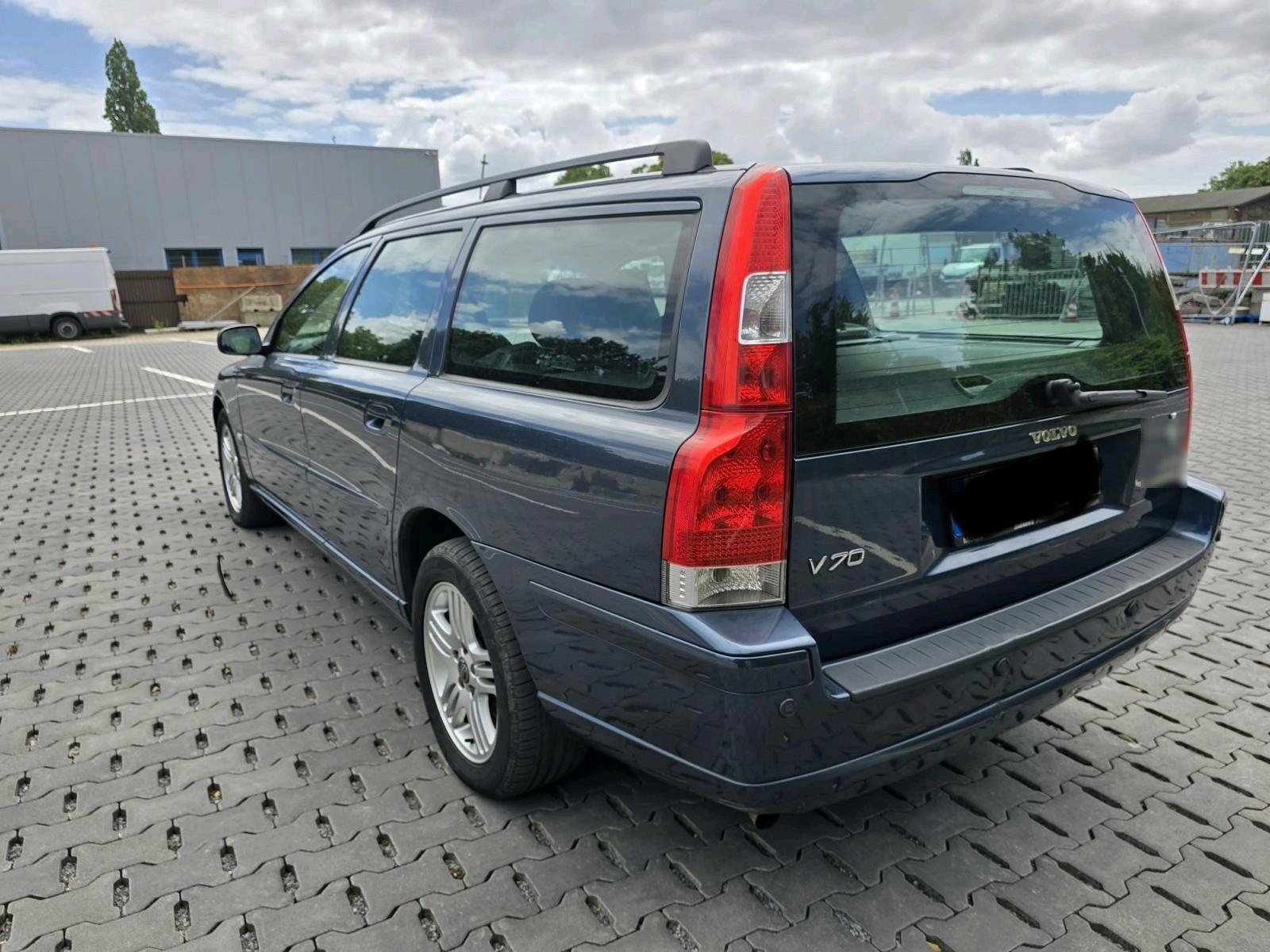 Volvo V70 2005 — rear view