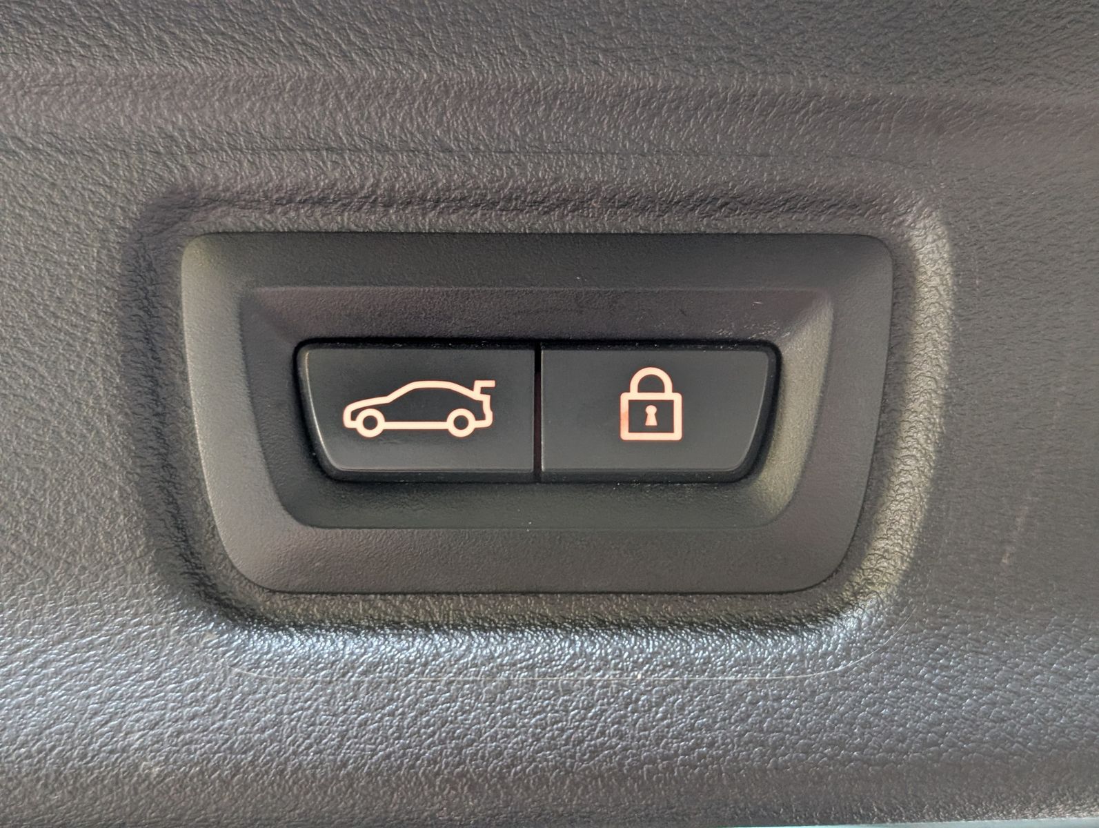 Fahrzeugabbildung BMW 320 i M Sport Navi Shadow*HUD*LED*TEMPO*PANO*AHK