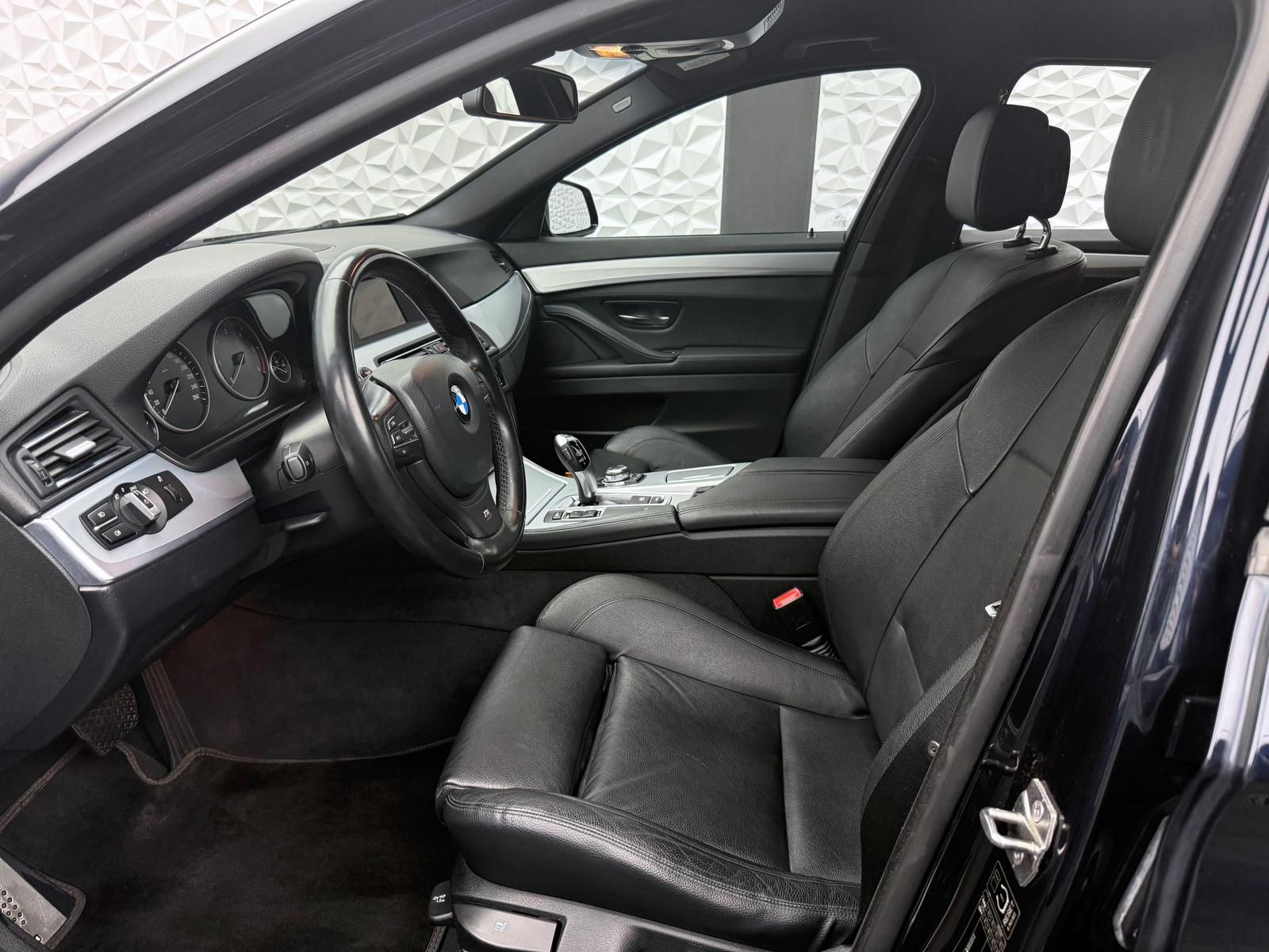 Fahrzeugabbildung BMW d M-PAKET/AUTOMATIK/SHADDOW/LED/AMBIENTE/PDC/NAV