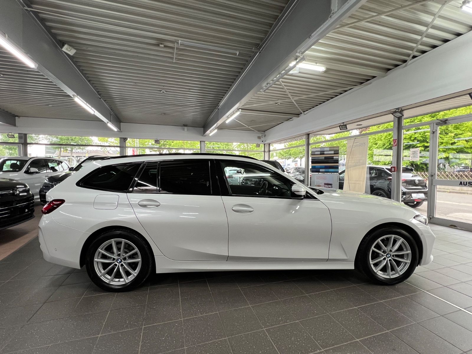 BMW 318d Touring HuD+DA+ACC+Panorama+Park+HaKa foto 2