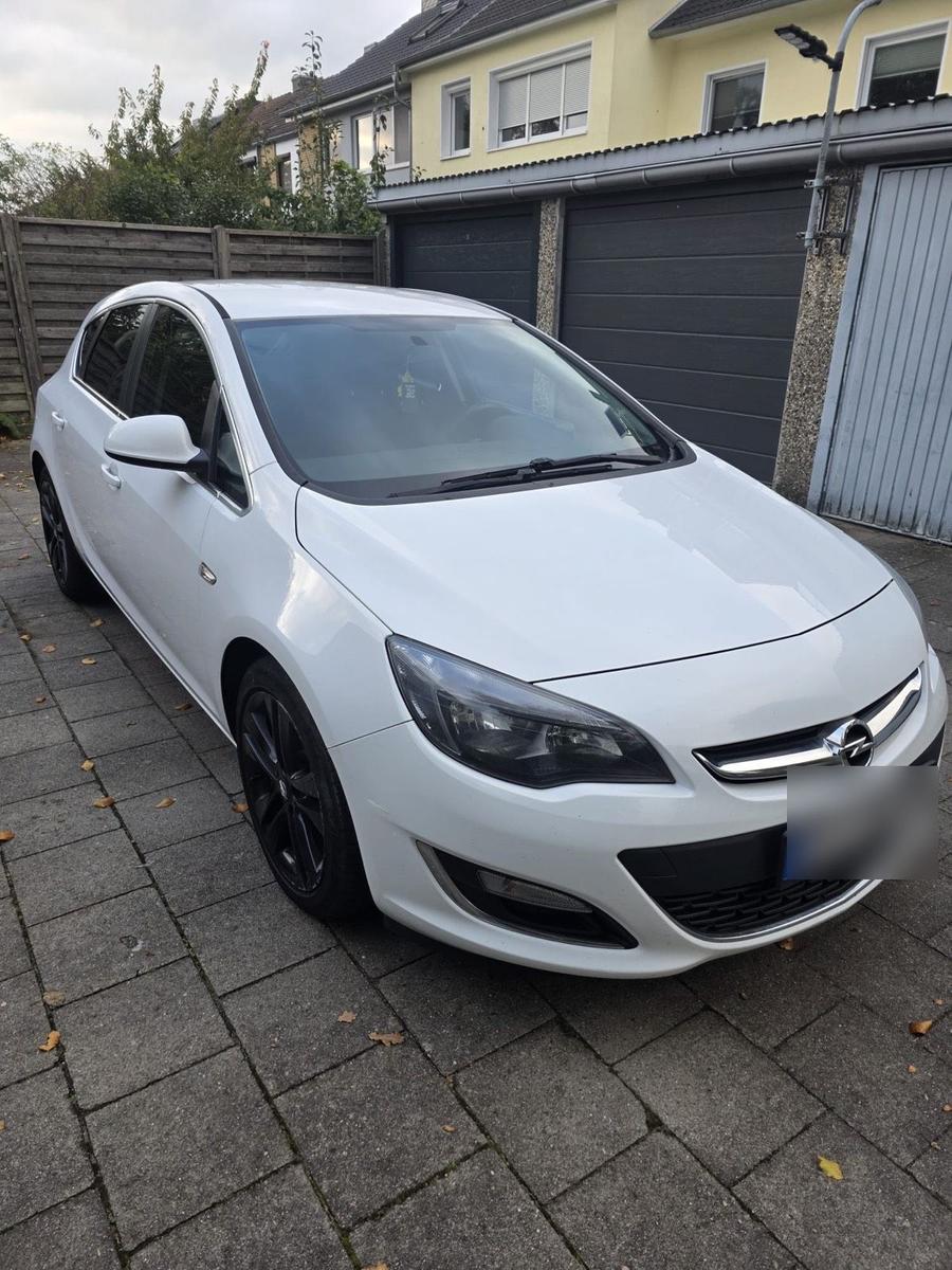 Opel Astra 2013 — interior