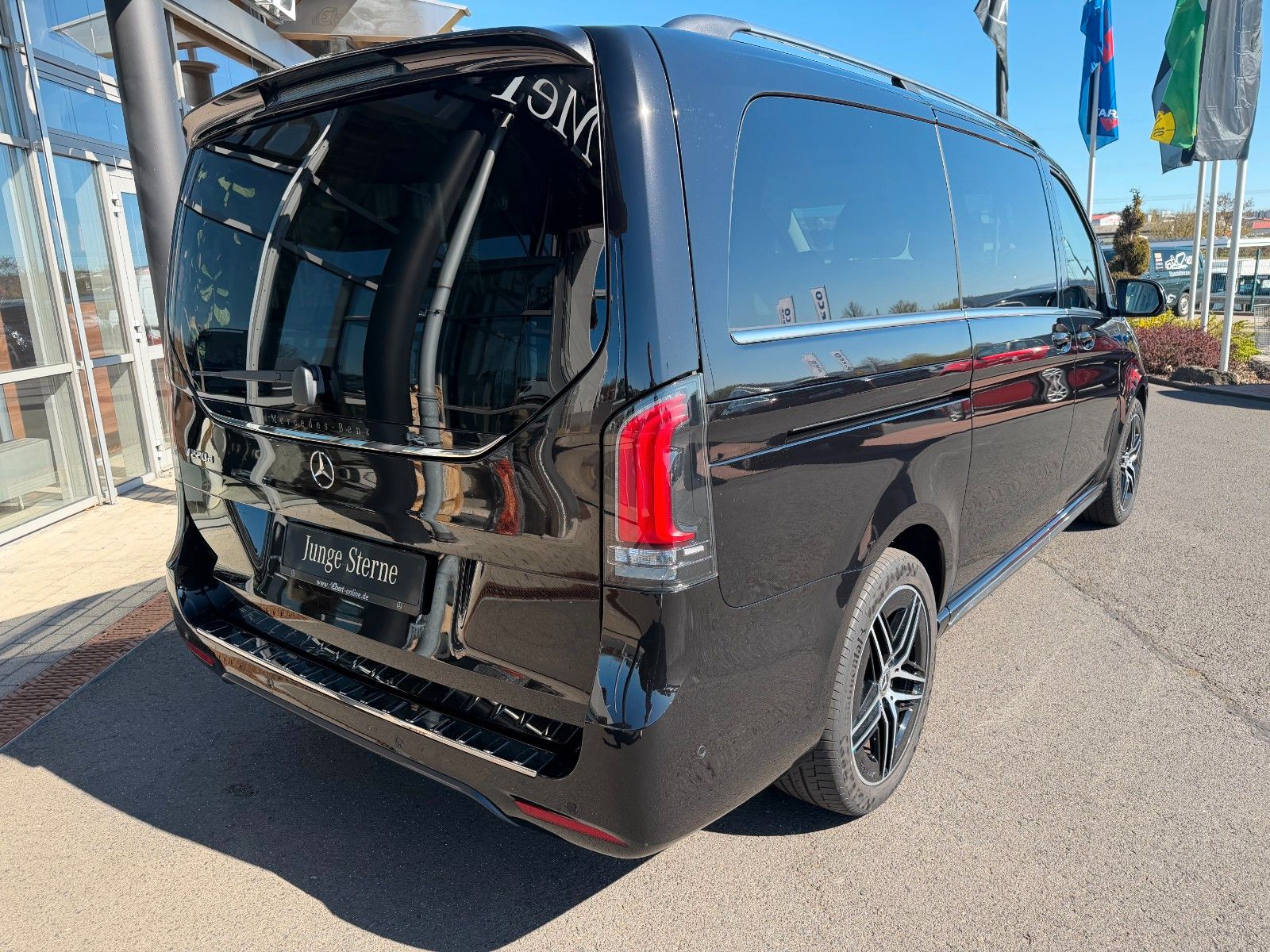 Fahrzeugabbildung Mercedes-Benz V 220 d AVA AMG AHK2,5to DISTRONIC 360Kamera