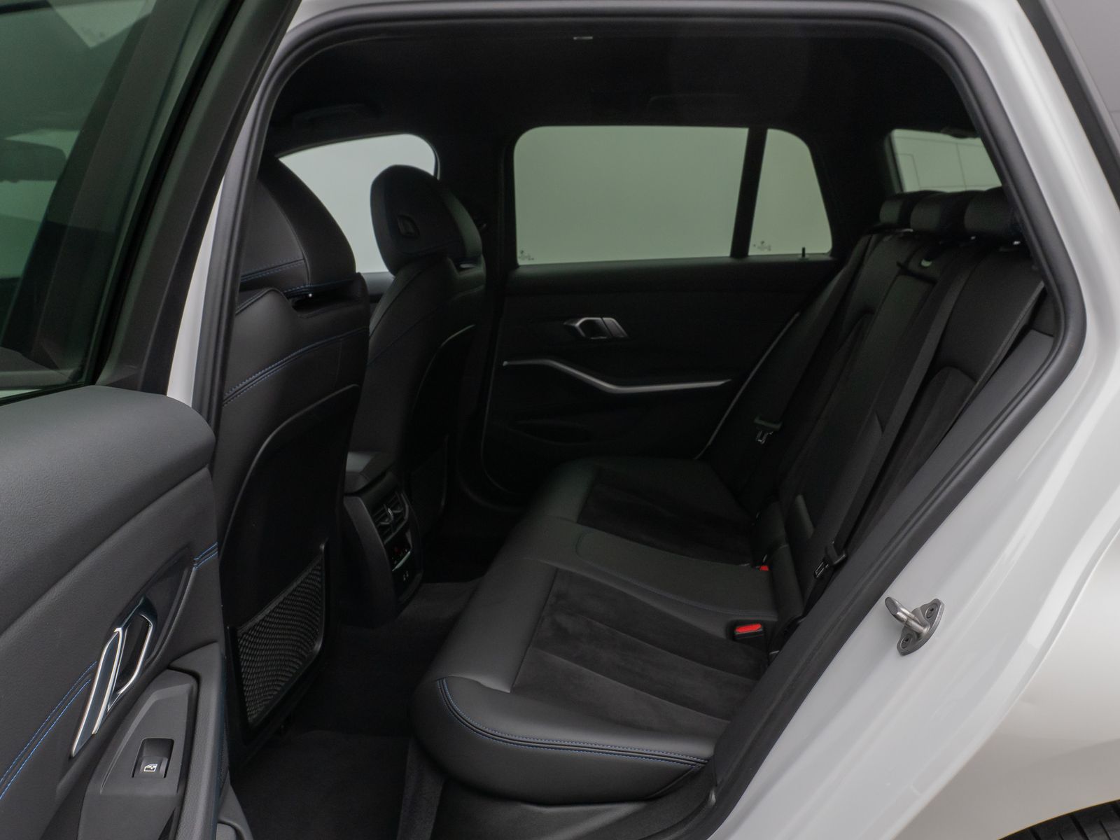 Fahrzeugabbildung BMW 330e M Sport Kamera DAB HUD Alarm Parkassistent