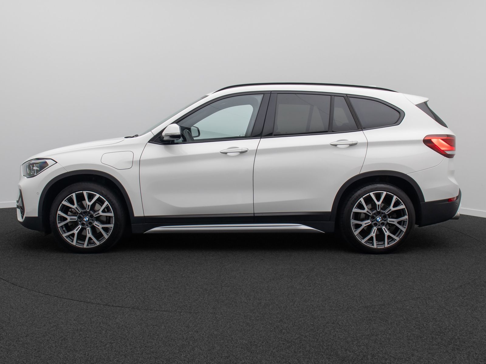Fahrzeugabbildung BMW X1 xD25e xLine Panorama Kamera HUD DAB H/K 19"