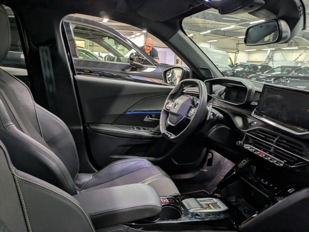 Fahrzeugabbildung Peugeot 2008 1.2 HYBRID GT E-DSC NAVI/LED/KAMERA/SPORT