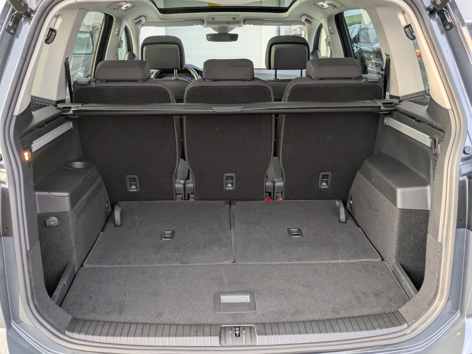 Fahrzeugabbildung Volkswagen Touran 2.0 DSG R-Line High BLACK Pano 7Si IQ AHK