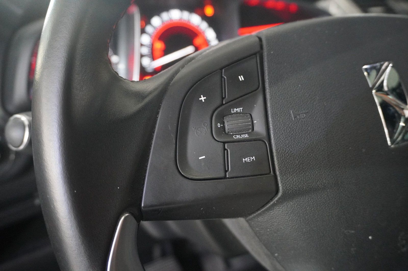 Fahrzeugabbildung DS Automobiles DS5 Lim. 2.0D NAVI/LED/KAMERA/HUD/SPORT/SH/DAB+