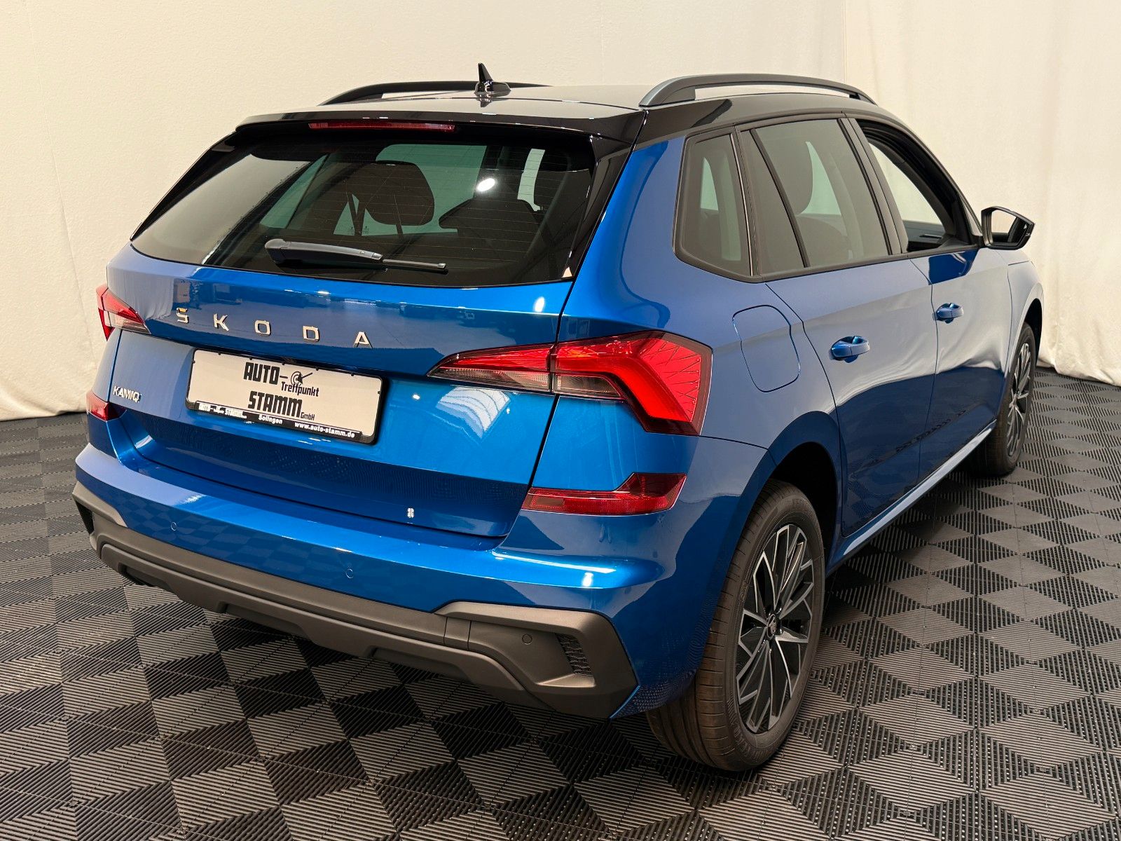 Fahrzeugabbildung SKODA Kamiq 1.0 TSI DSG Selection Black 17Z Kamera SHZ