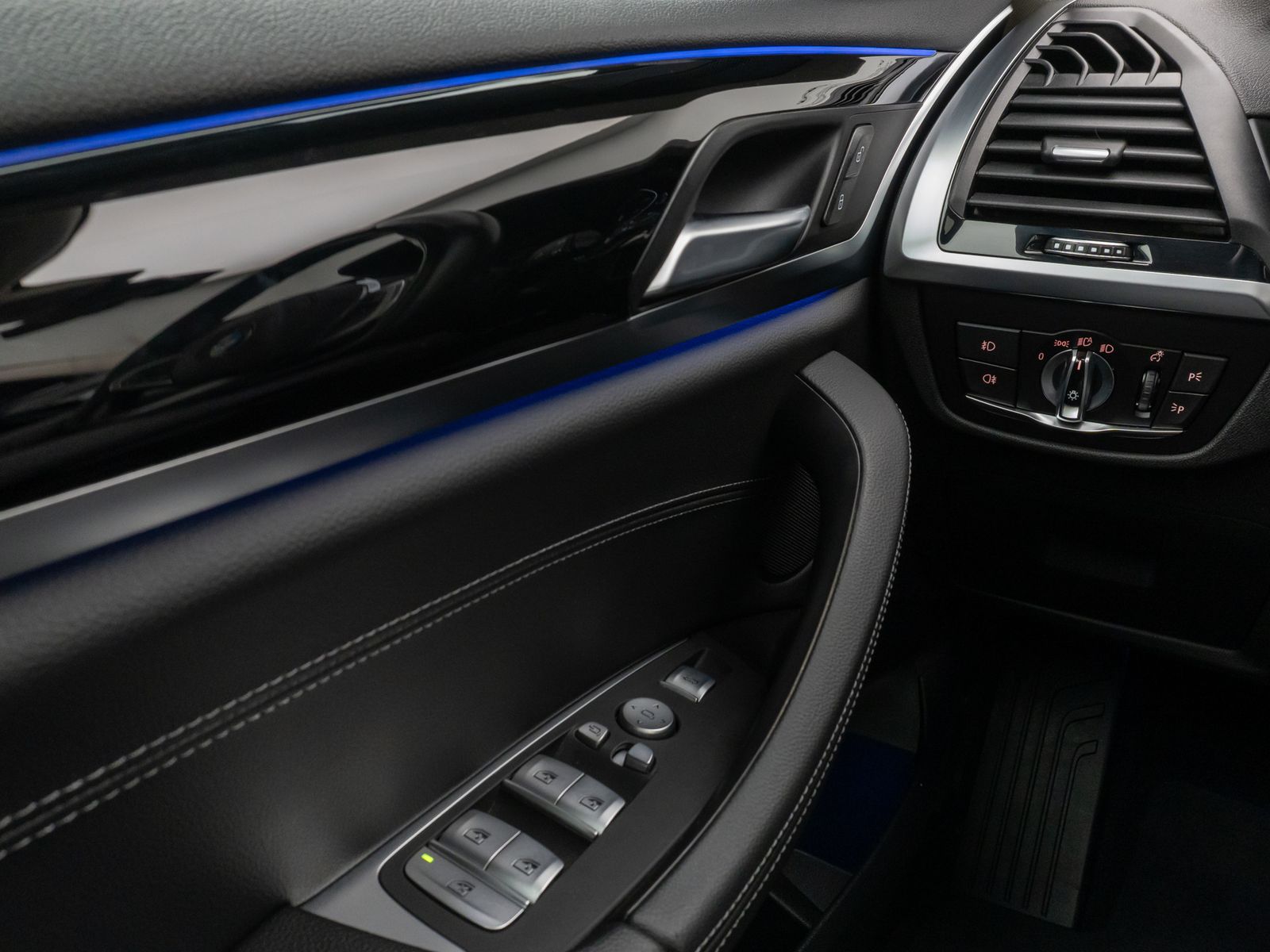 Fahrzeugabbildung BMW X4 xD30i xLine Panorama Kamera HUD DAB HiFi AHK
