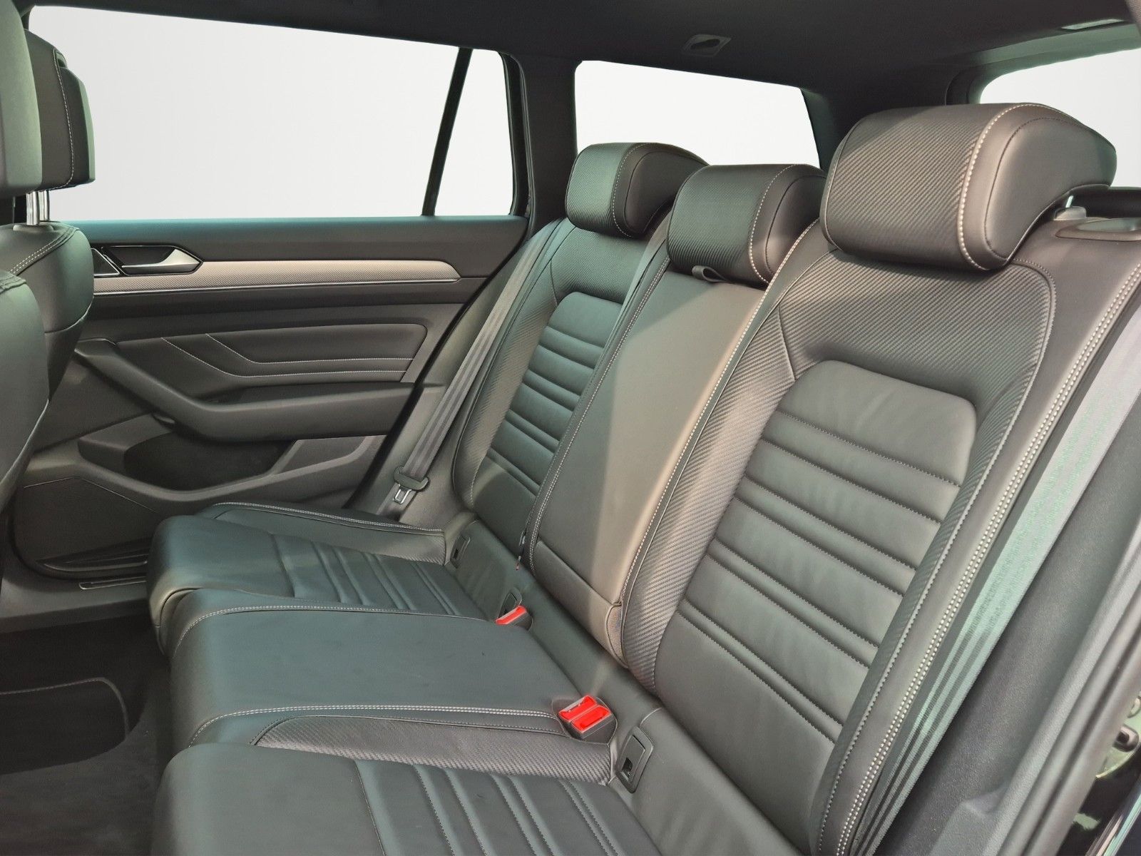 Fahrzeugabbildung Volkswagen PASSAT VAR. 2.0 TDI R-LINE 19" HUD KAM AHK PANO