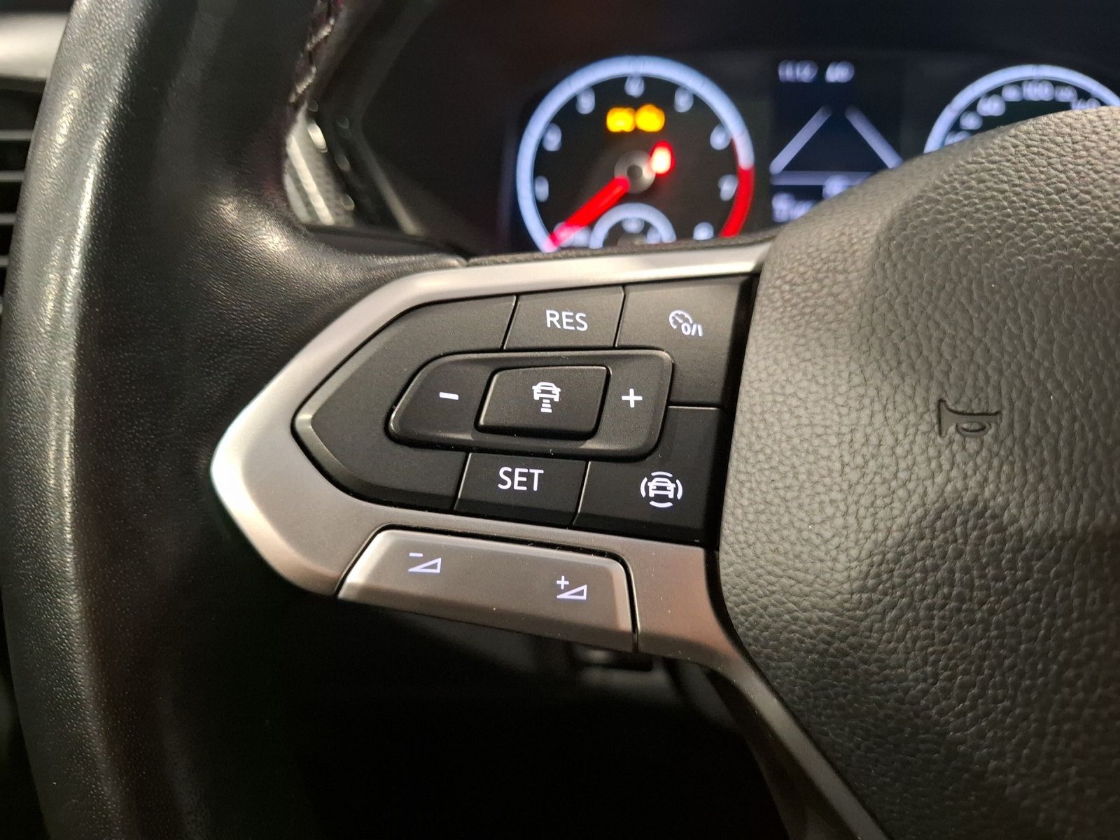 Fahrzeugabbildung Volkswagen T-Cross TSI Life AHK Navi ACC PDC SH 17"