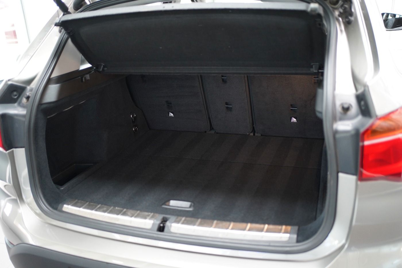 Fahrzeugabbildung BMW X1 18i Sport Line +AHK+Sportsitze+Parkassistent+