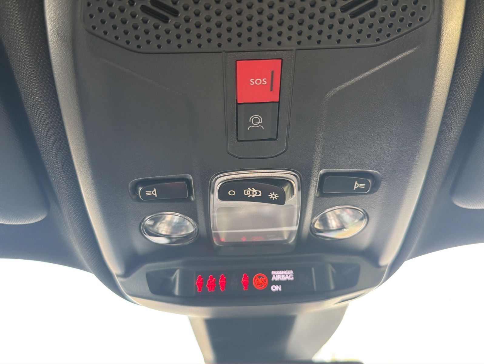 Fahrzeugabbildung Peugeot 2008 Hybrid 136 PS Style