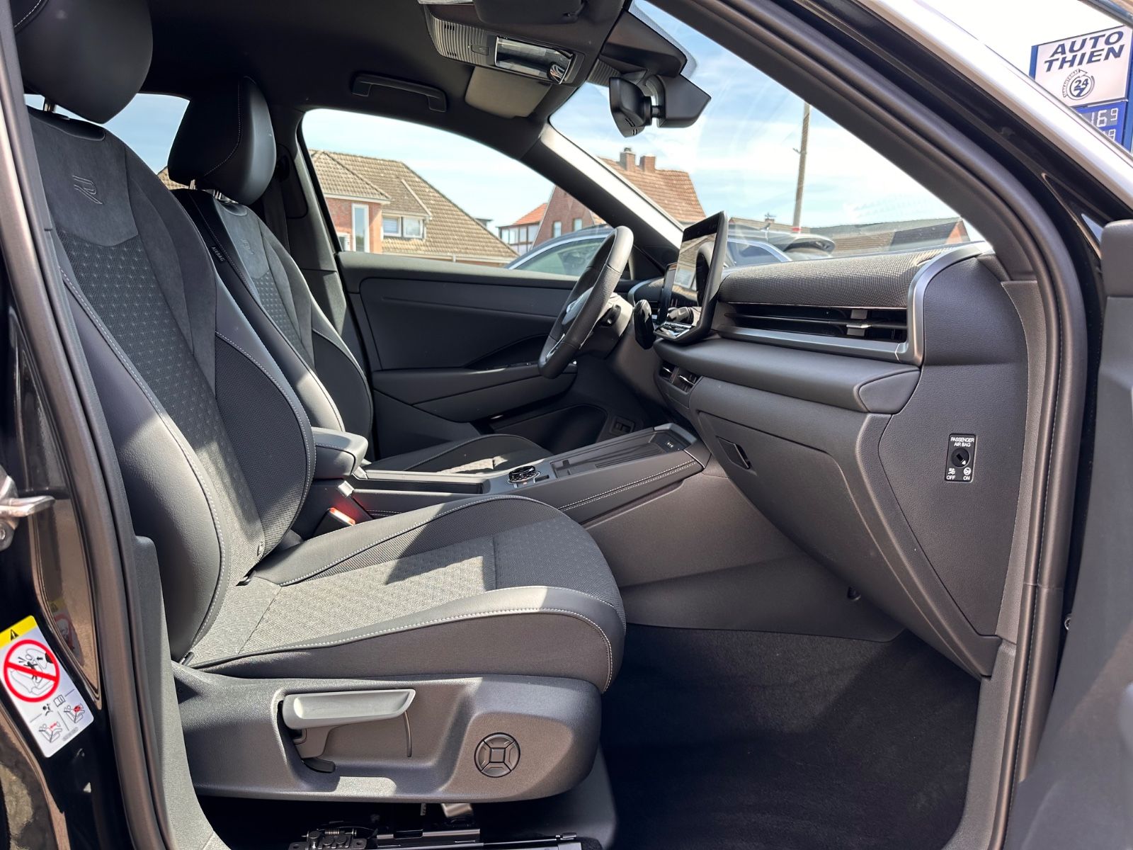 Fahrzeugabbildung Volkswagen T-Roc R Line 1.5 eTSI DSG APP/ACC/AHK/LED/eHeck