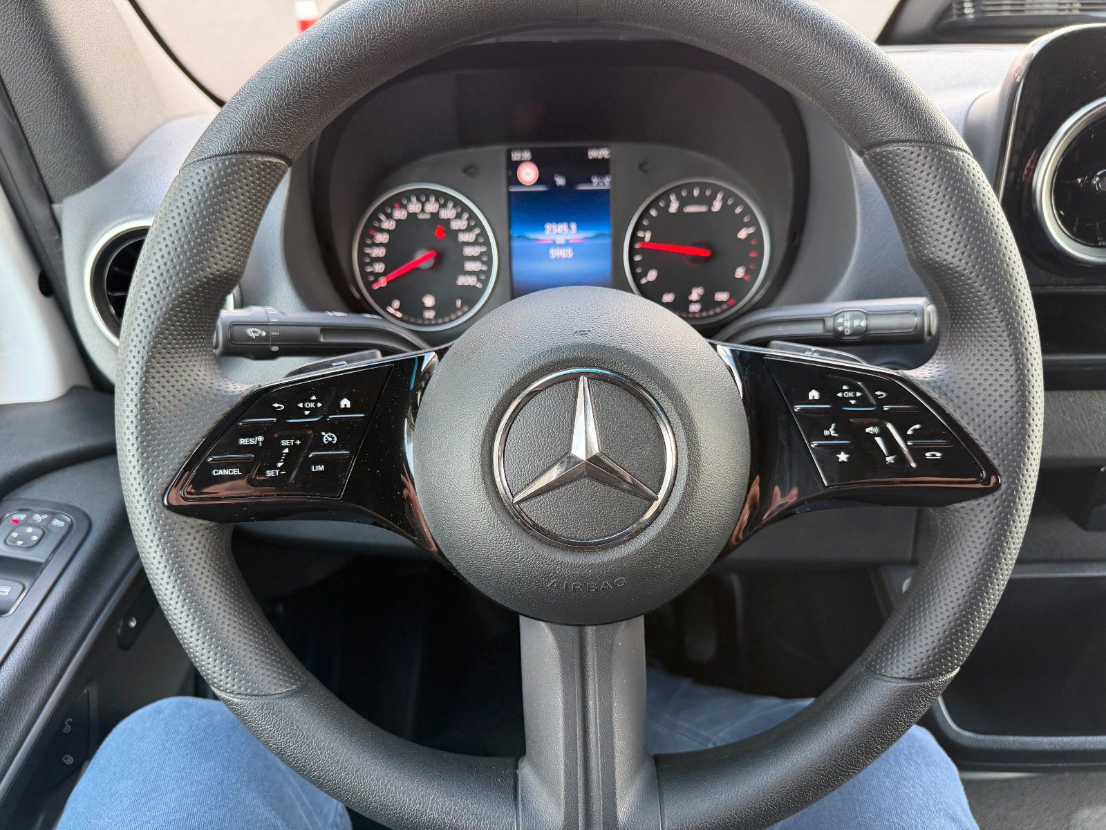 Fahrzeugabbildung Mercedes-Benz Sprinter 317 CDI 9G 3665 AHK3,5to Schwingsitz