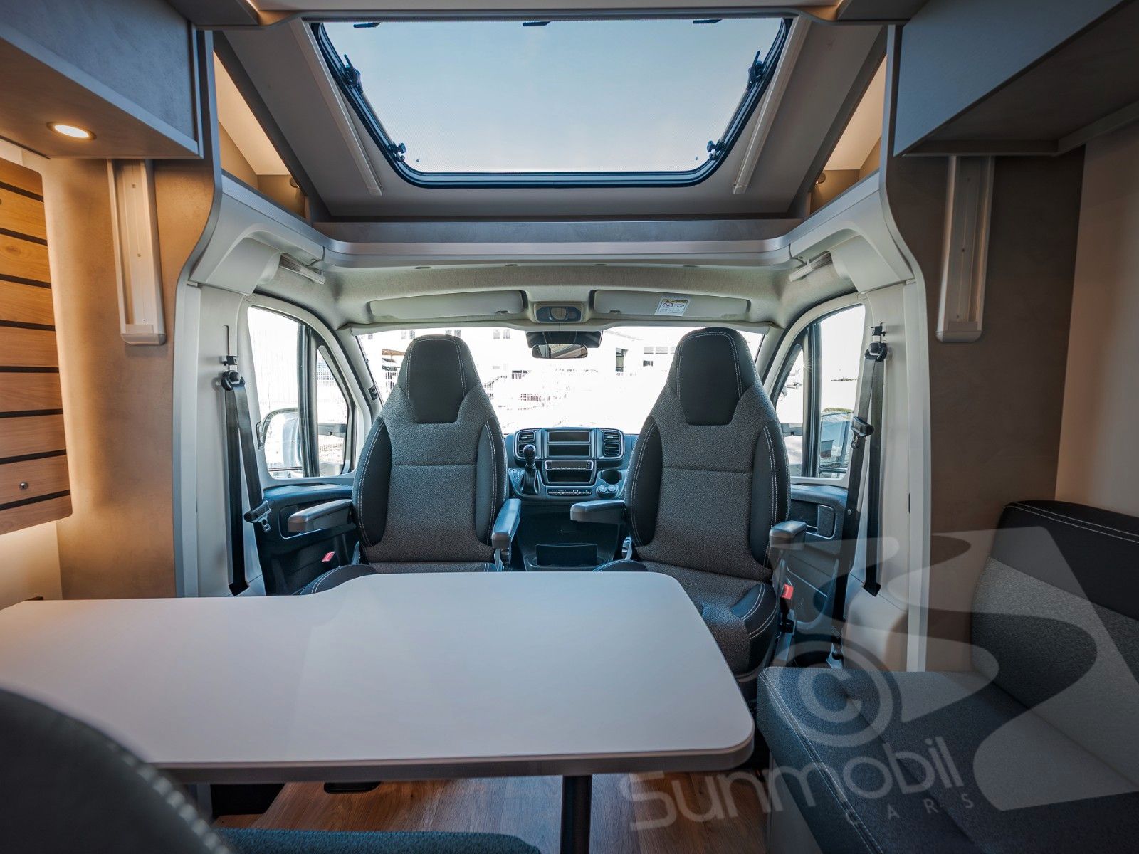 Fahrzeugabbildung Crosscamp EXPDN 7.0 E Peugeot Automatik
