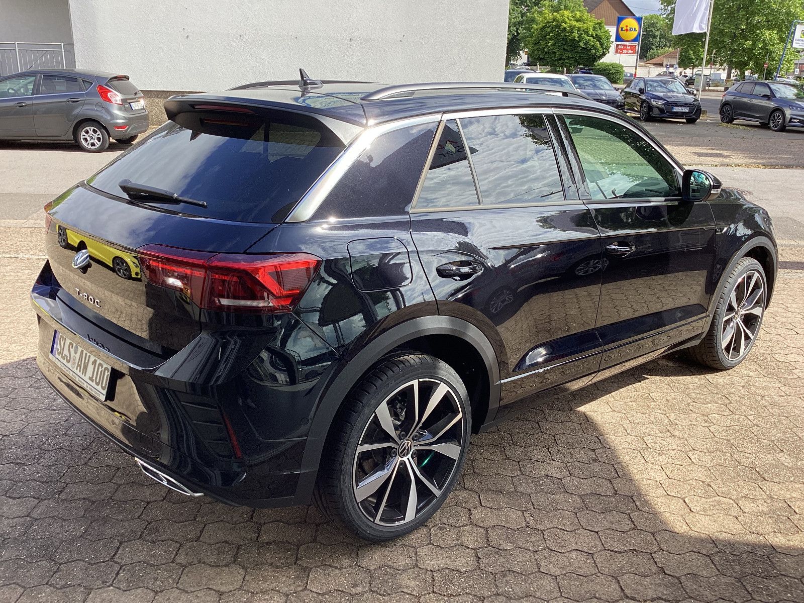 Fahrzeugabbildung Volkswagen T-Roc R-Line 1.5 TSI DSG Pano Kam LED