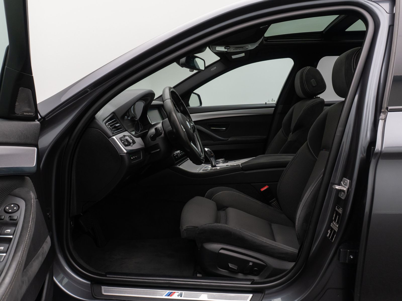 Fahrzeugabbildung BMW 530d M Sport Kamera H/K Alarm HUD Panorama AHK